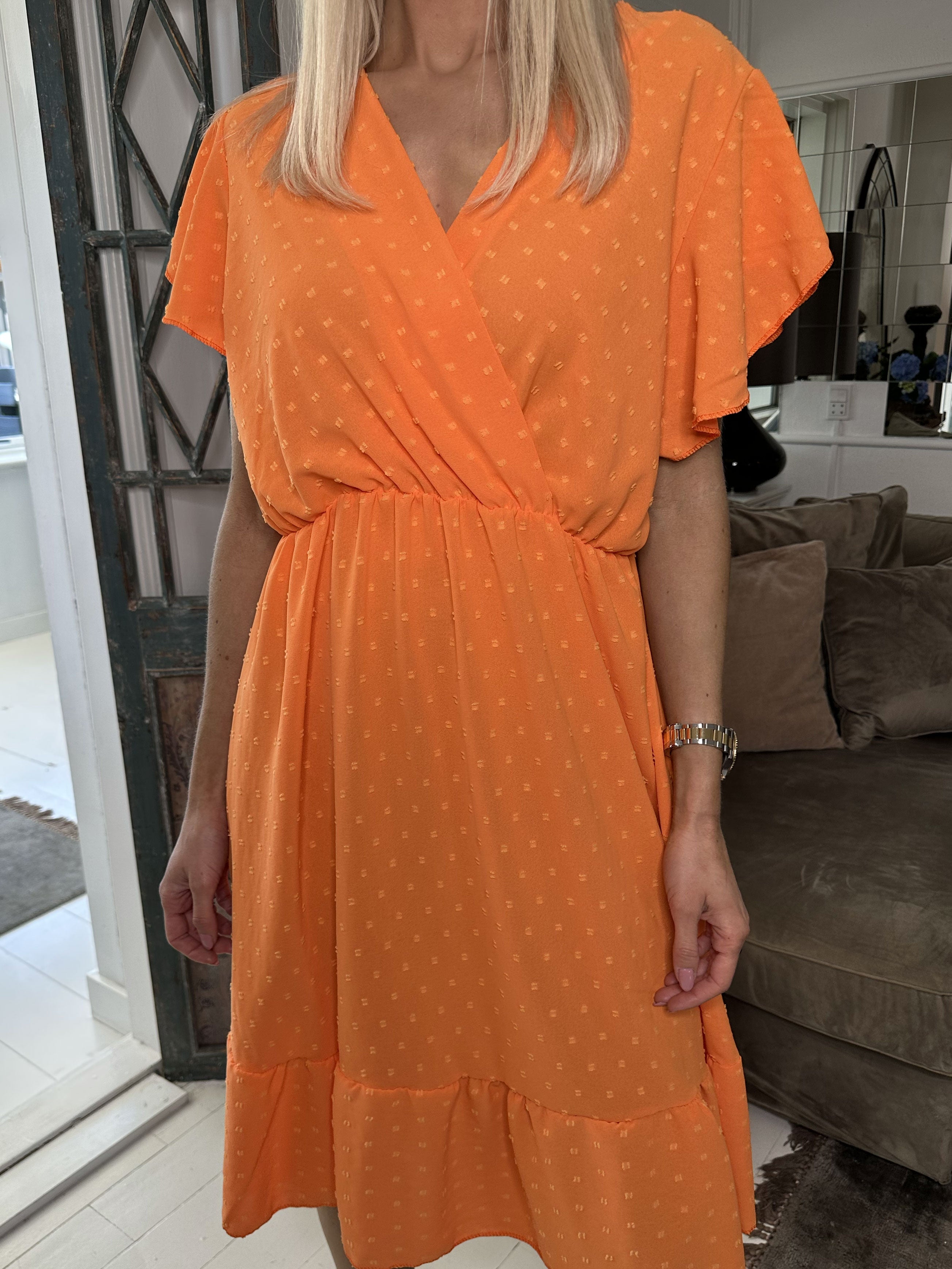 Vanilla - Sommerkjole med prikket detaljer og flæseærmer