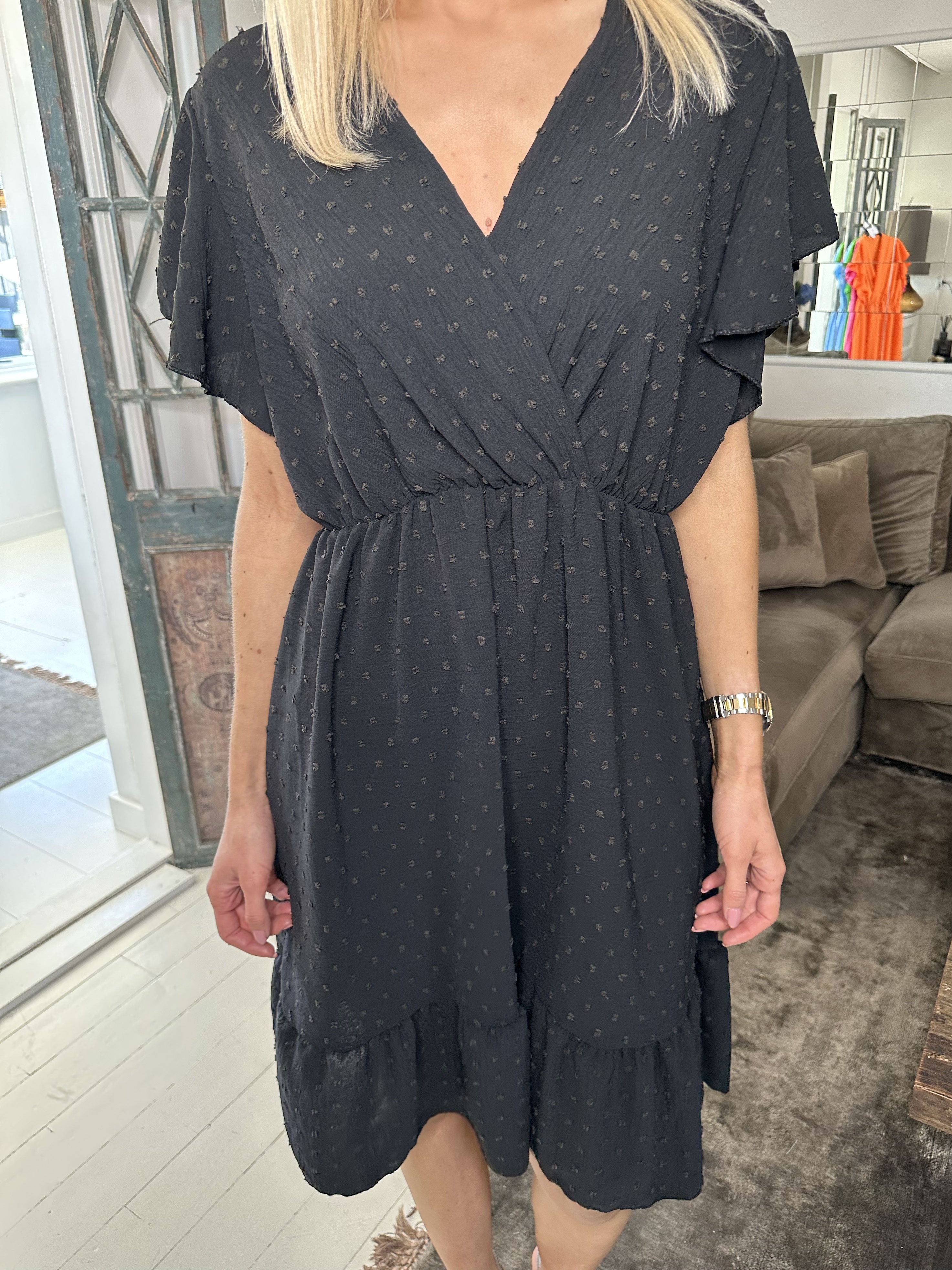 Vanilla - Sommerkjole med prikket detaljer og flæseærmer