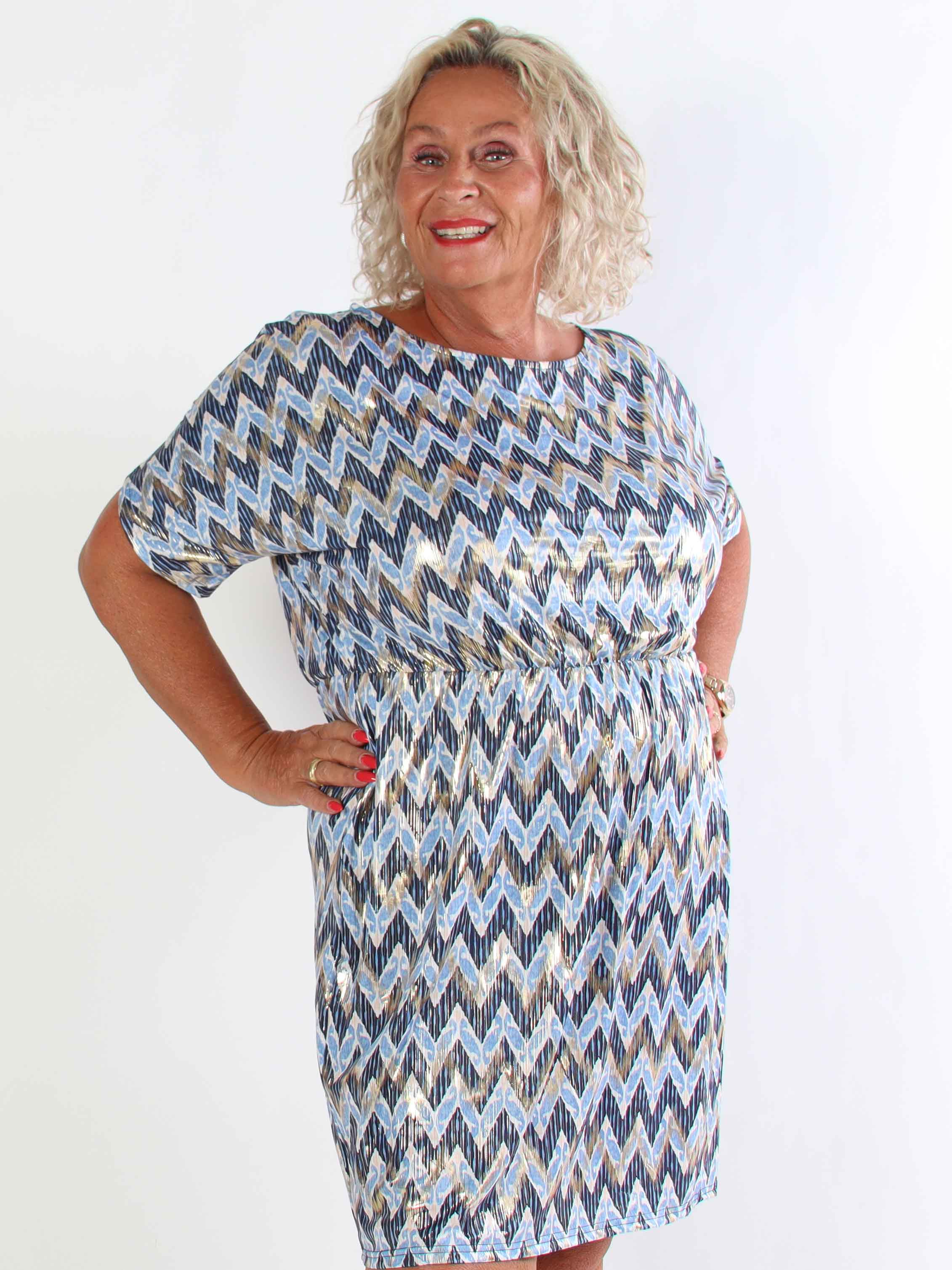 Venus Zigzag - Elastisk mønstret plus size kjole med guld detaljer