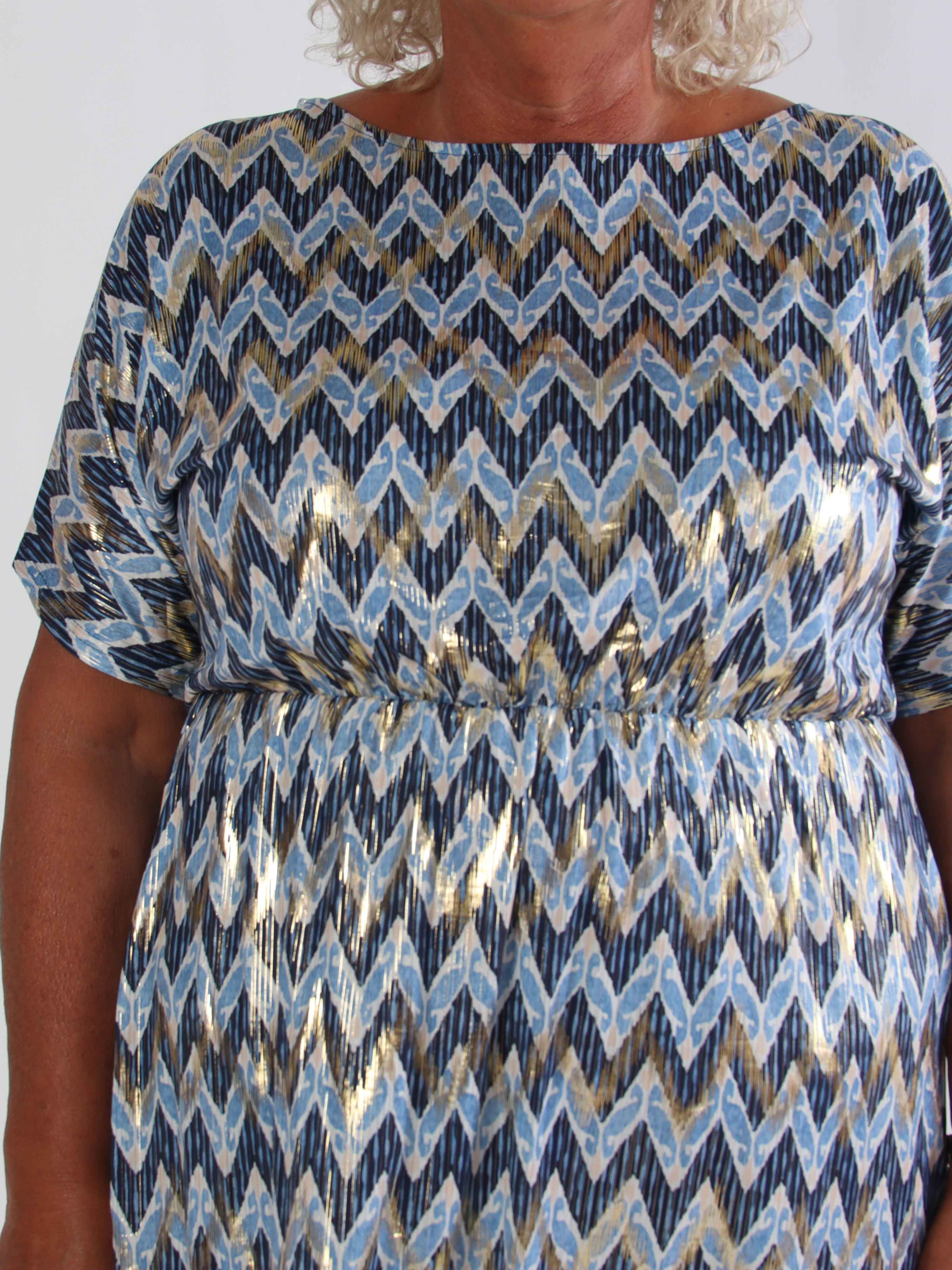 Venus Zigzag - Elastisk mønstret plus size kjole med guld detaljer