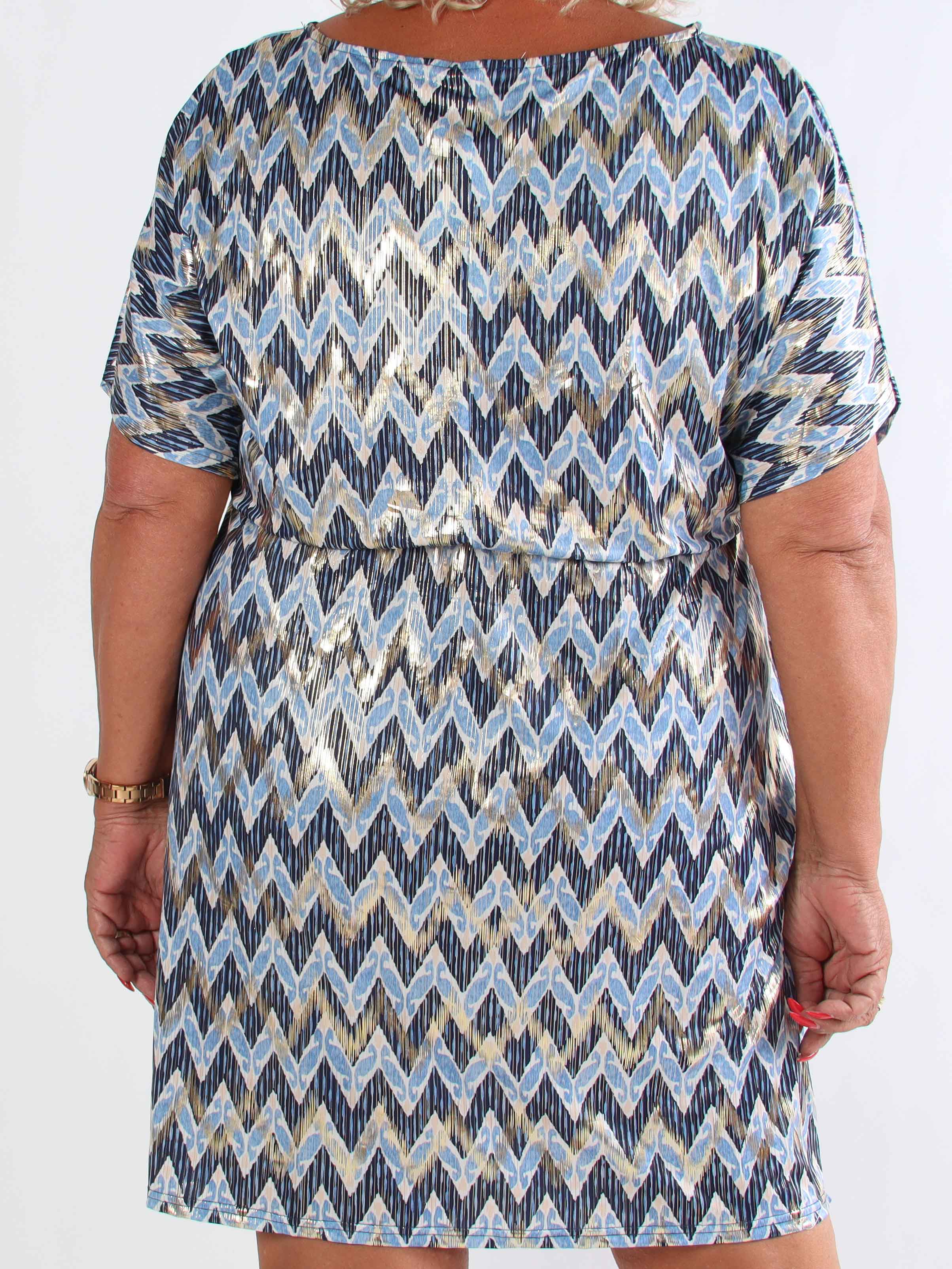 Venus Zigzag - Elastisk mønstret plus size kjole med guld detaljer