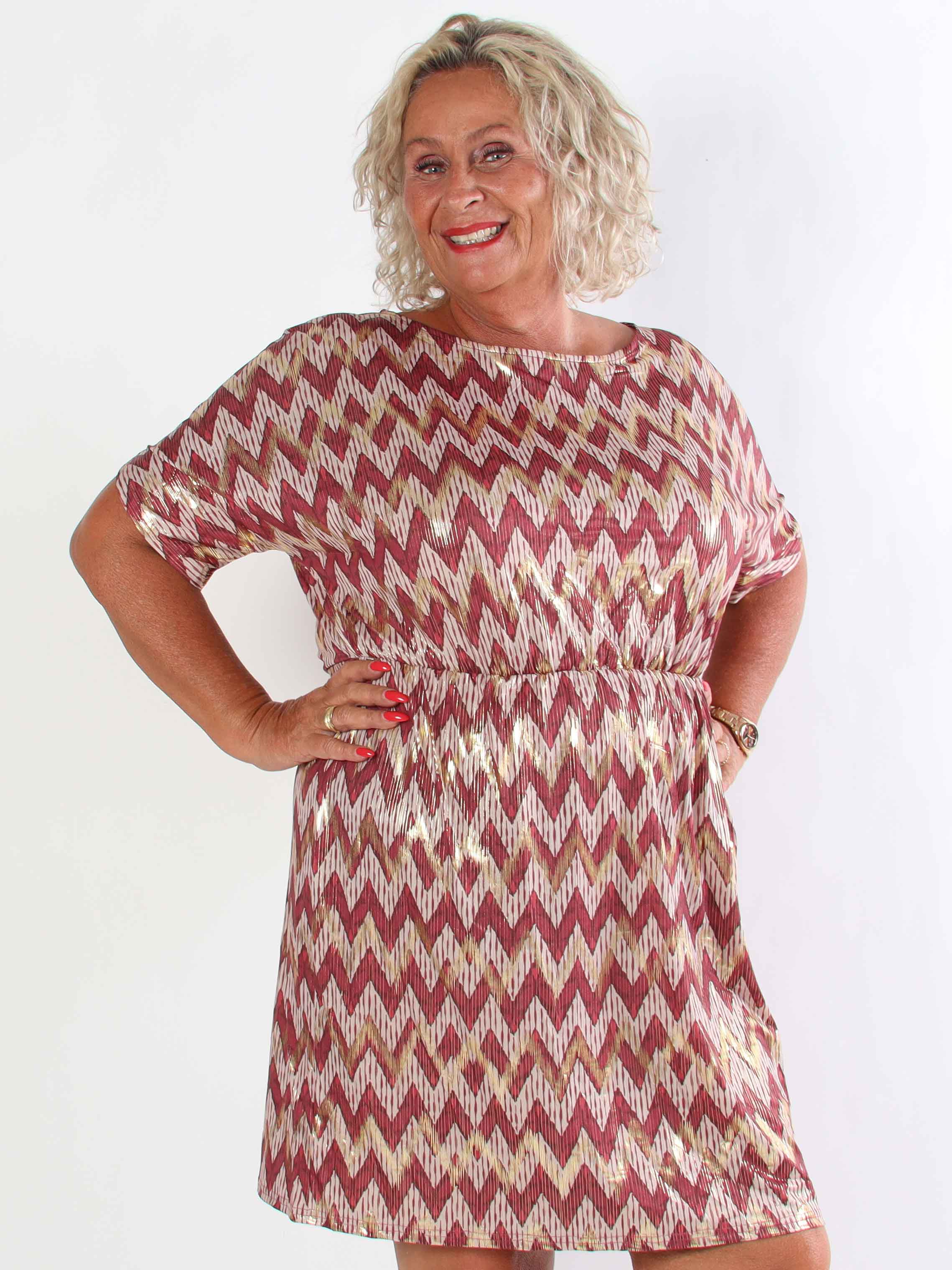 Venus Zigzag - Elastisk mønstret plus size kjole med guld detaljer