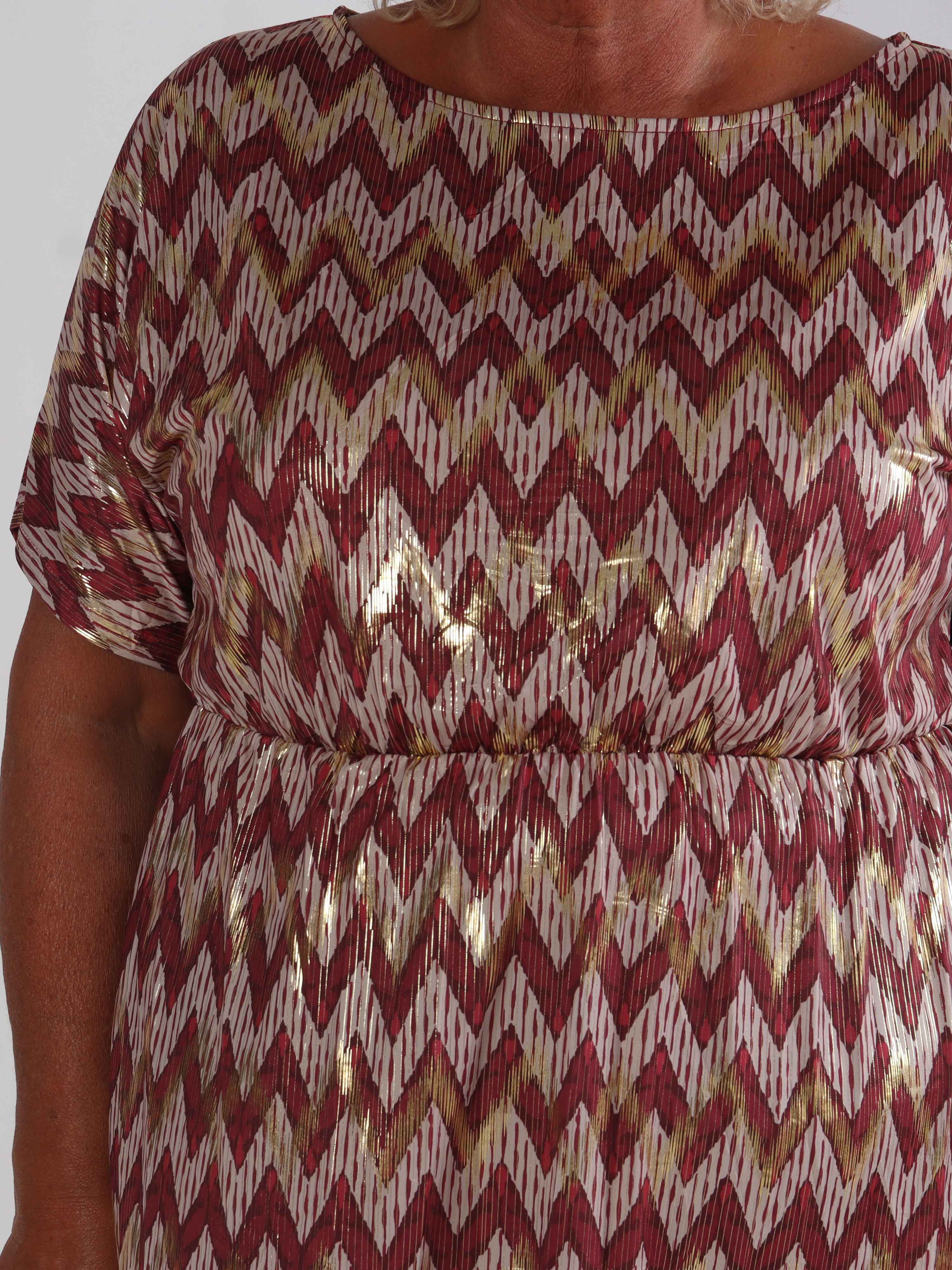Venus Zigzag - Elastisk mønstret plus size kjole med guld detaljer
