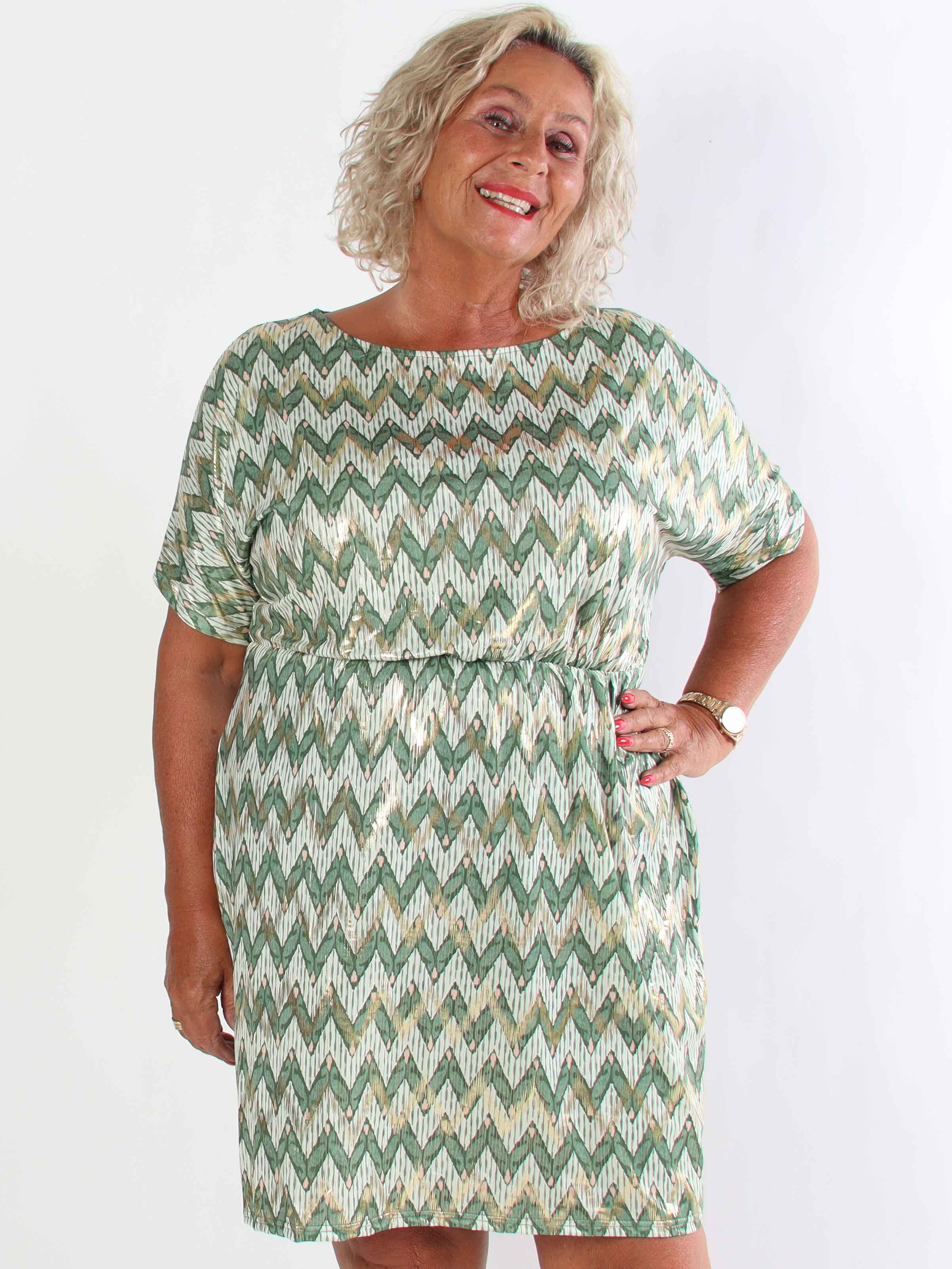 Venus Zigzag - Elastisk mønstret plus size kjole med guld detaljer