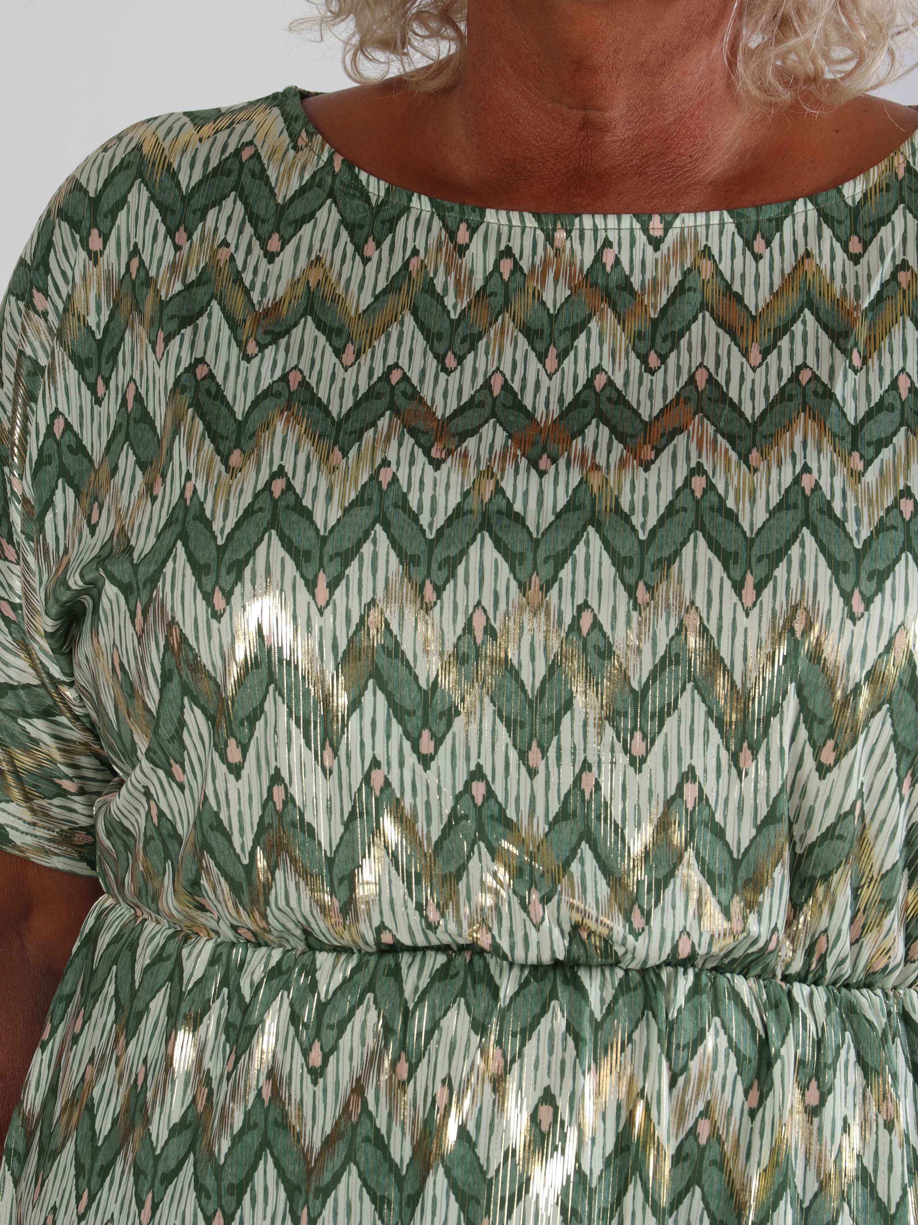 Venus Zigzag - Elastisk mønstret plus size kjole med guld detaljer