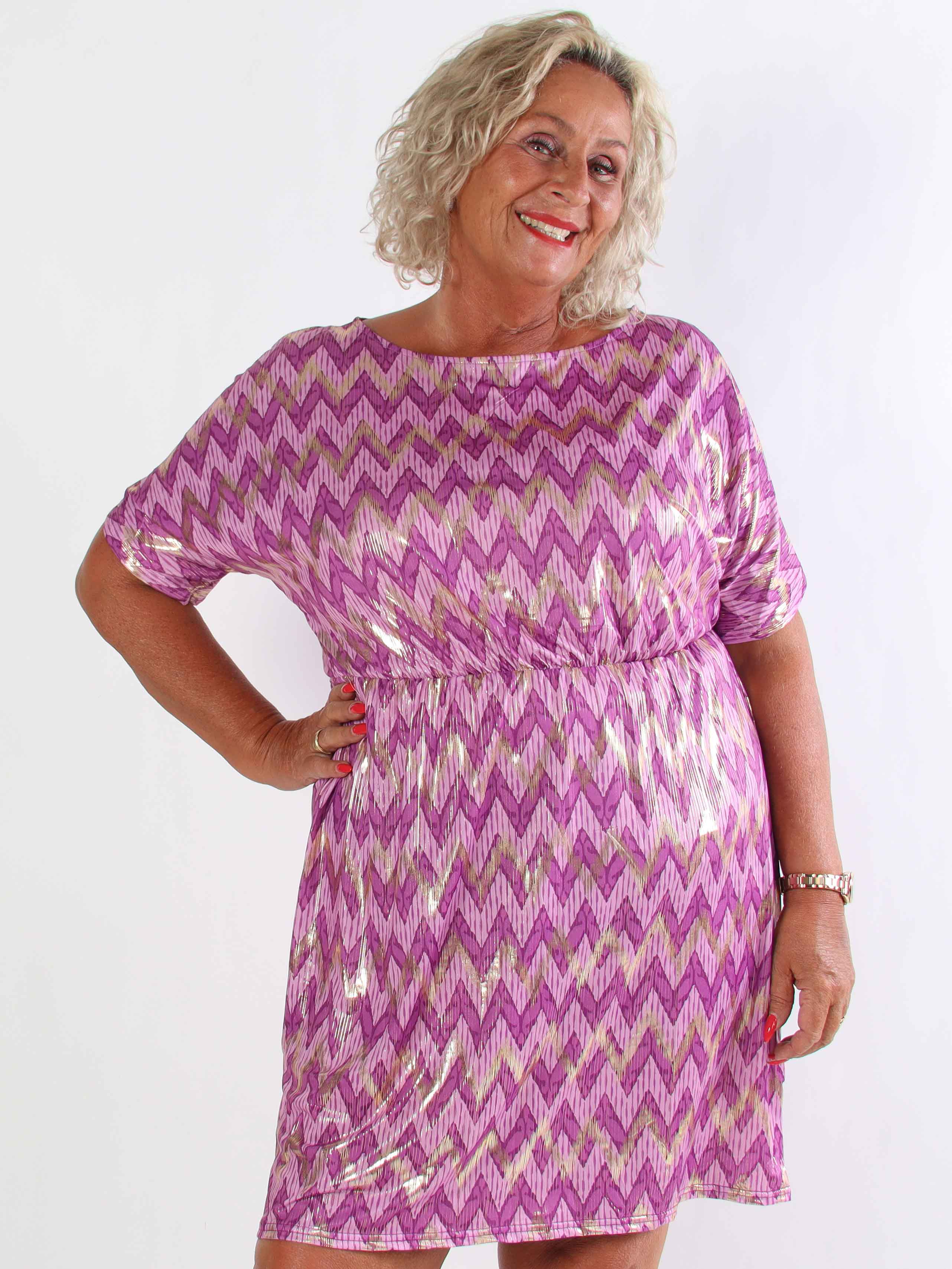 Venus Zigzag - Elastisk mønstret plus size kjole med guld detaljer