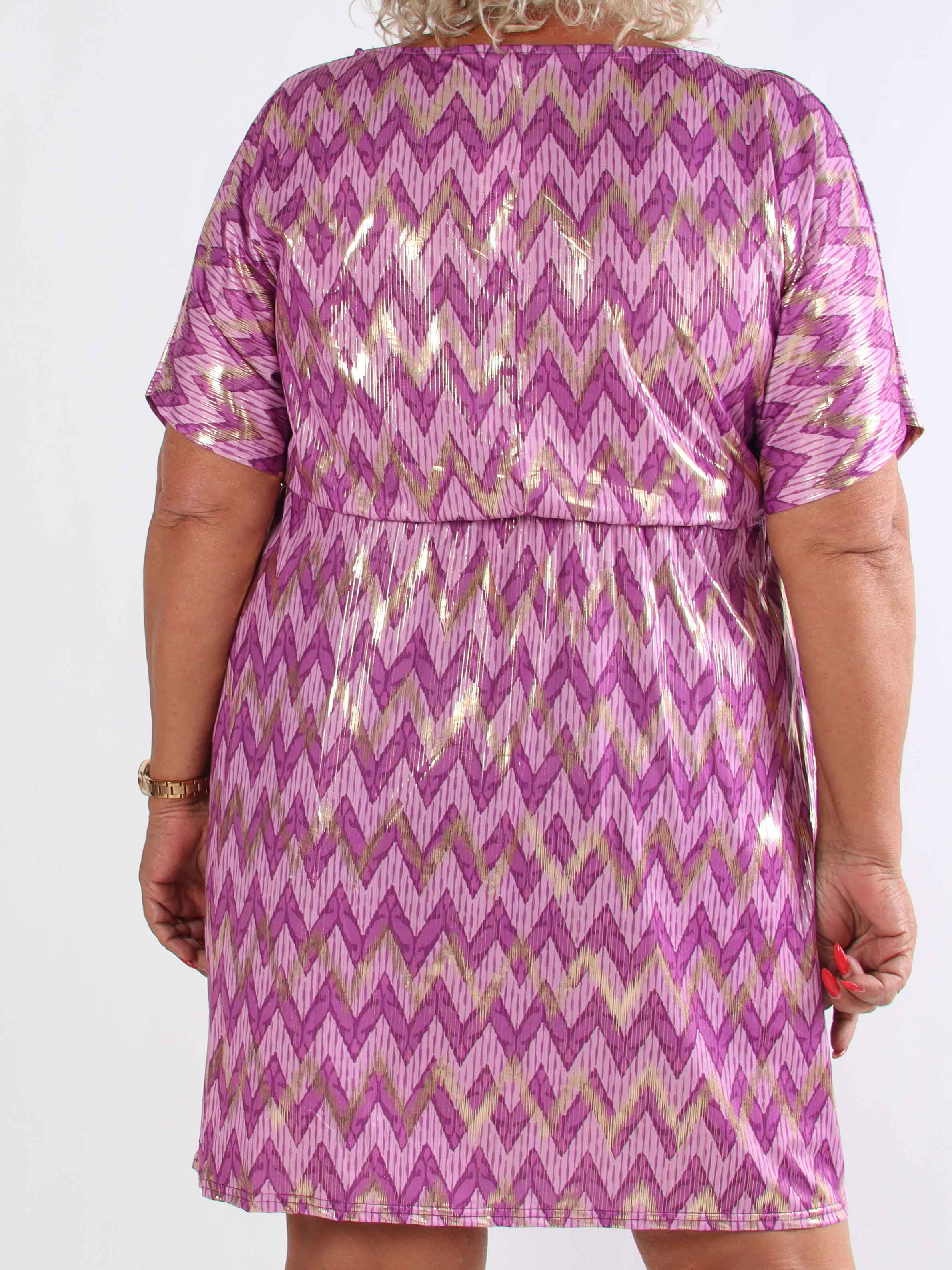Venus Zigzag - Elastisk mønstret plus size kjole med guld detaljer