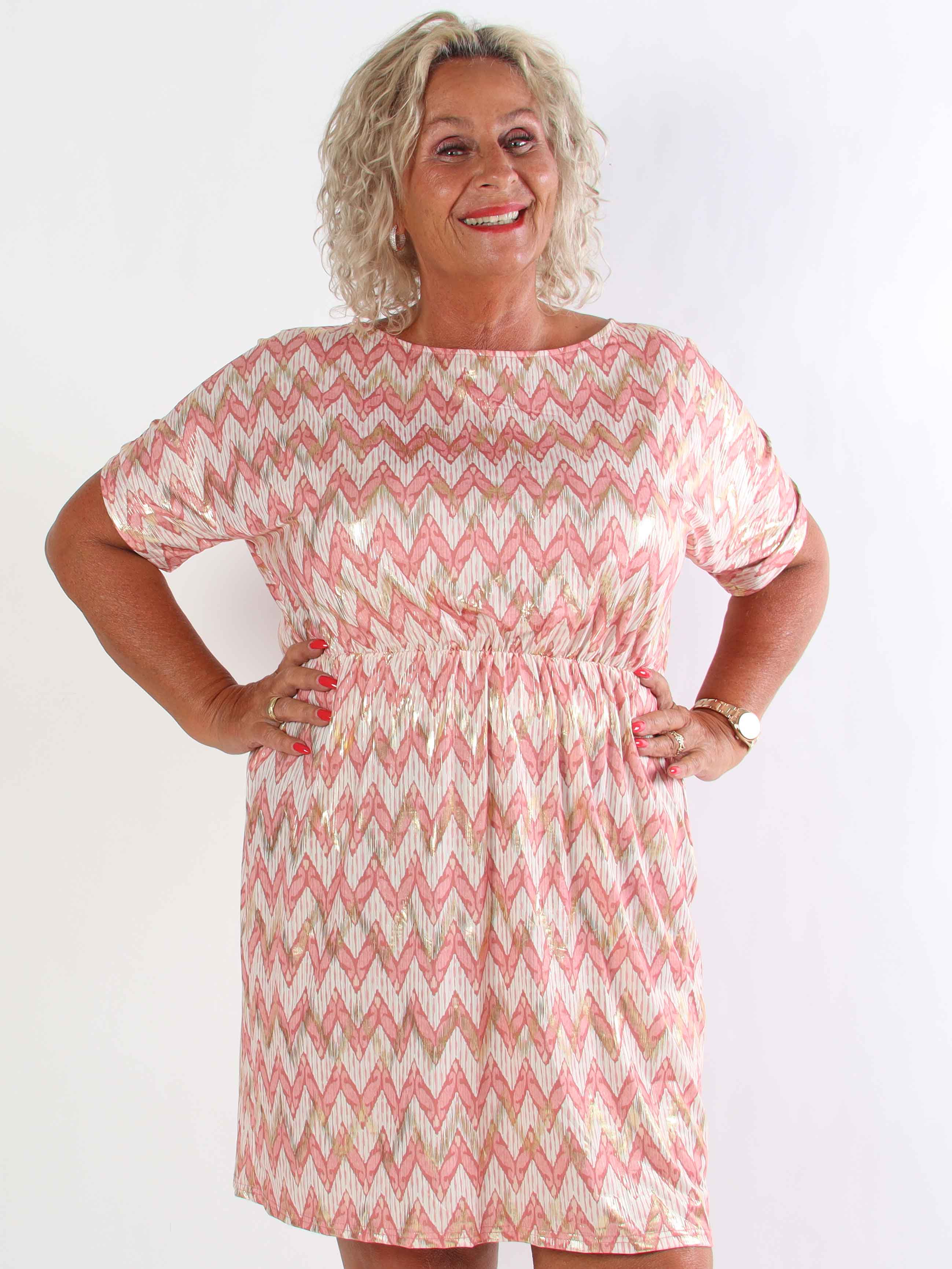 Venus Zigzag - Elastisk mønstret plus size kjole med guld detaljer