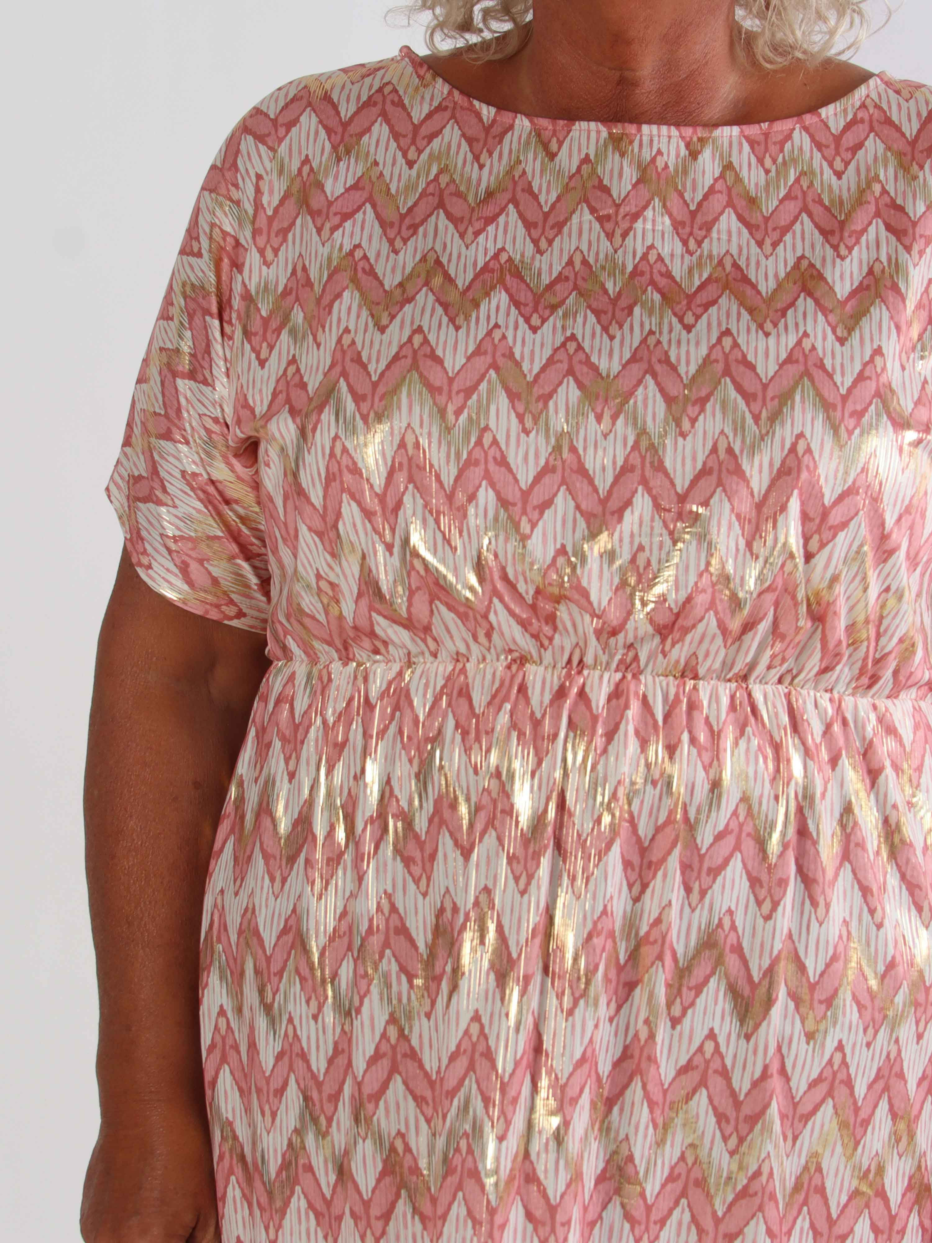 Venus Zigzag - Elastisk mønstret plus size kjole med guld detaljer