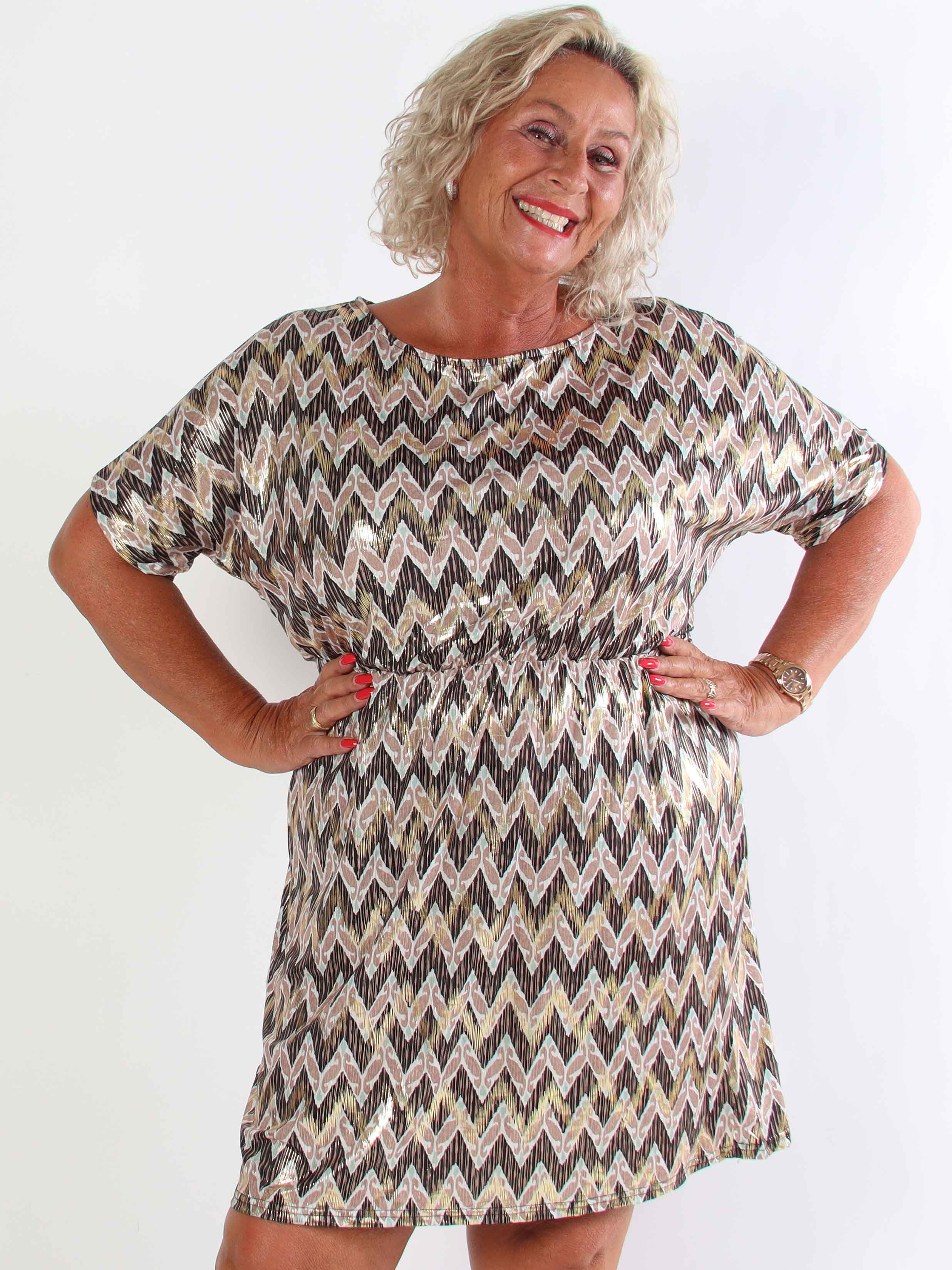Venus Zigzag - Elastisk mønstret plus size kjole med guld detaljer