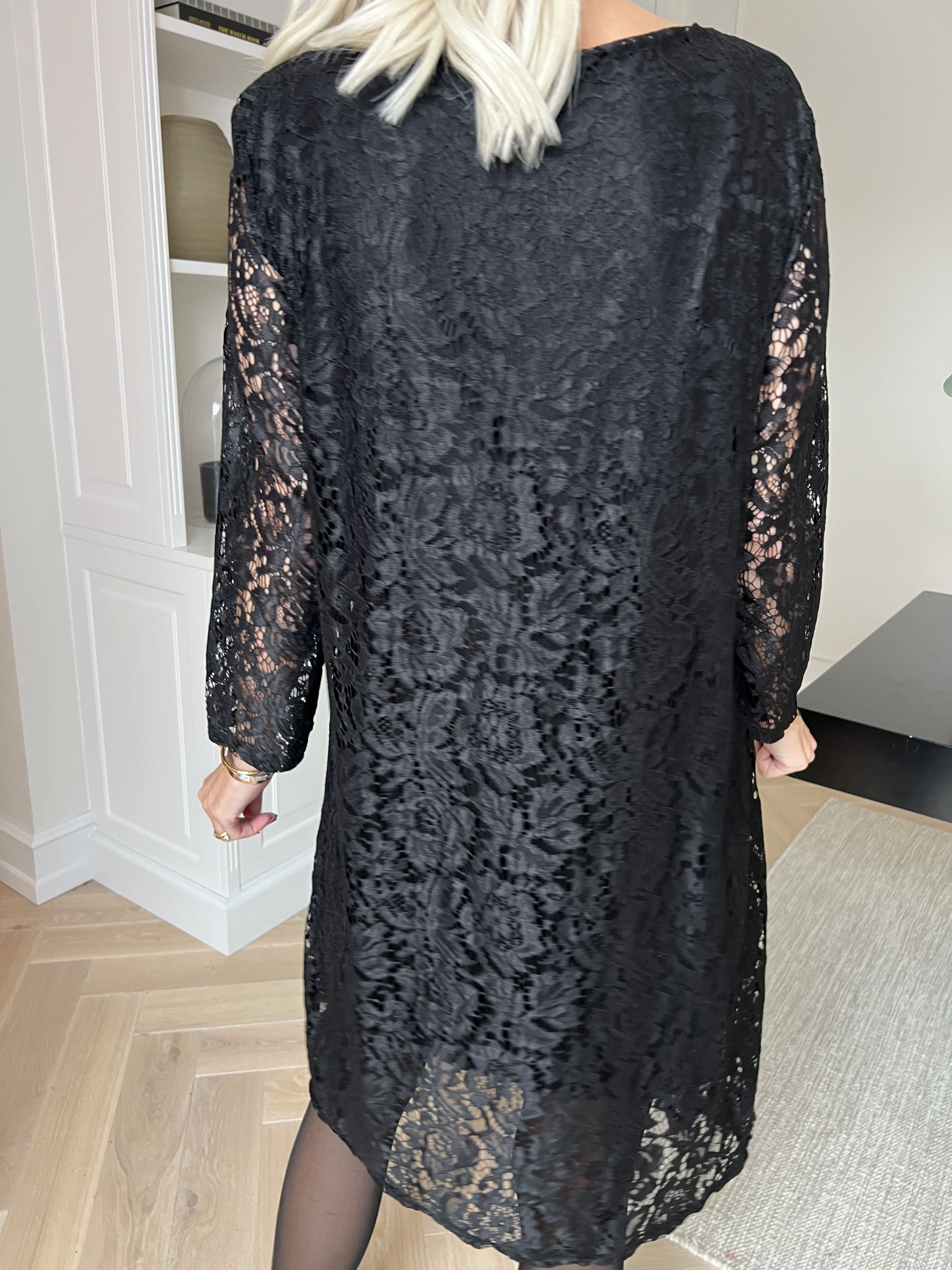 Vedis - Elegant kjole i smuk og blød blonde