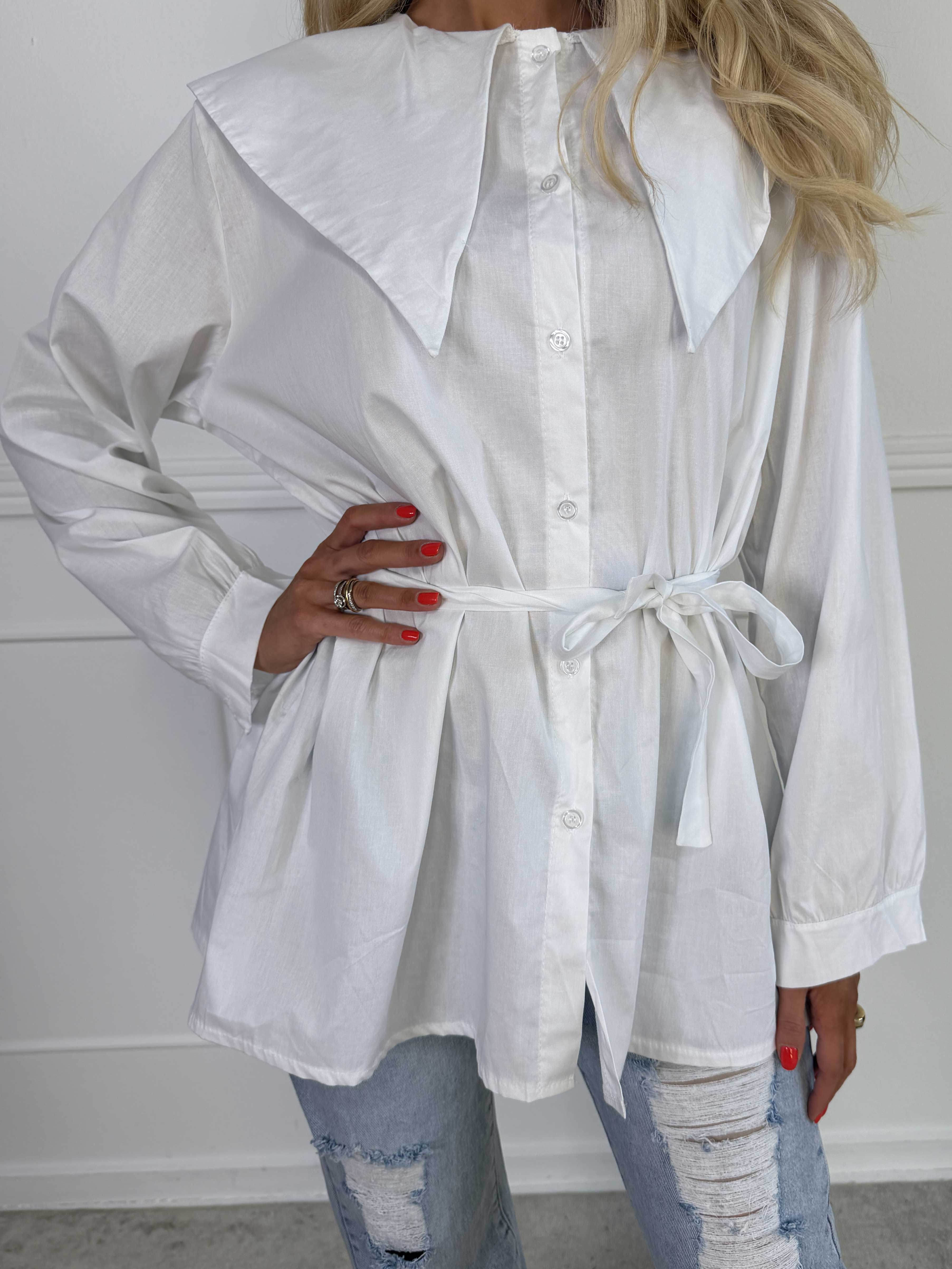 Venezia - Skjorte i bomuld med stor krave og fint bindebånd