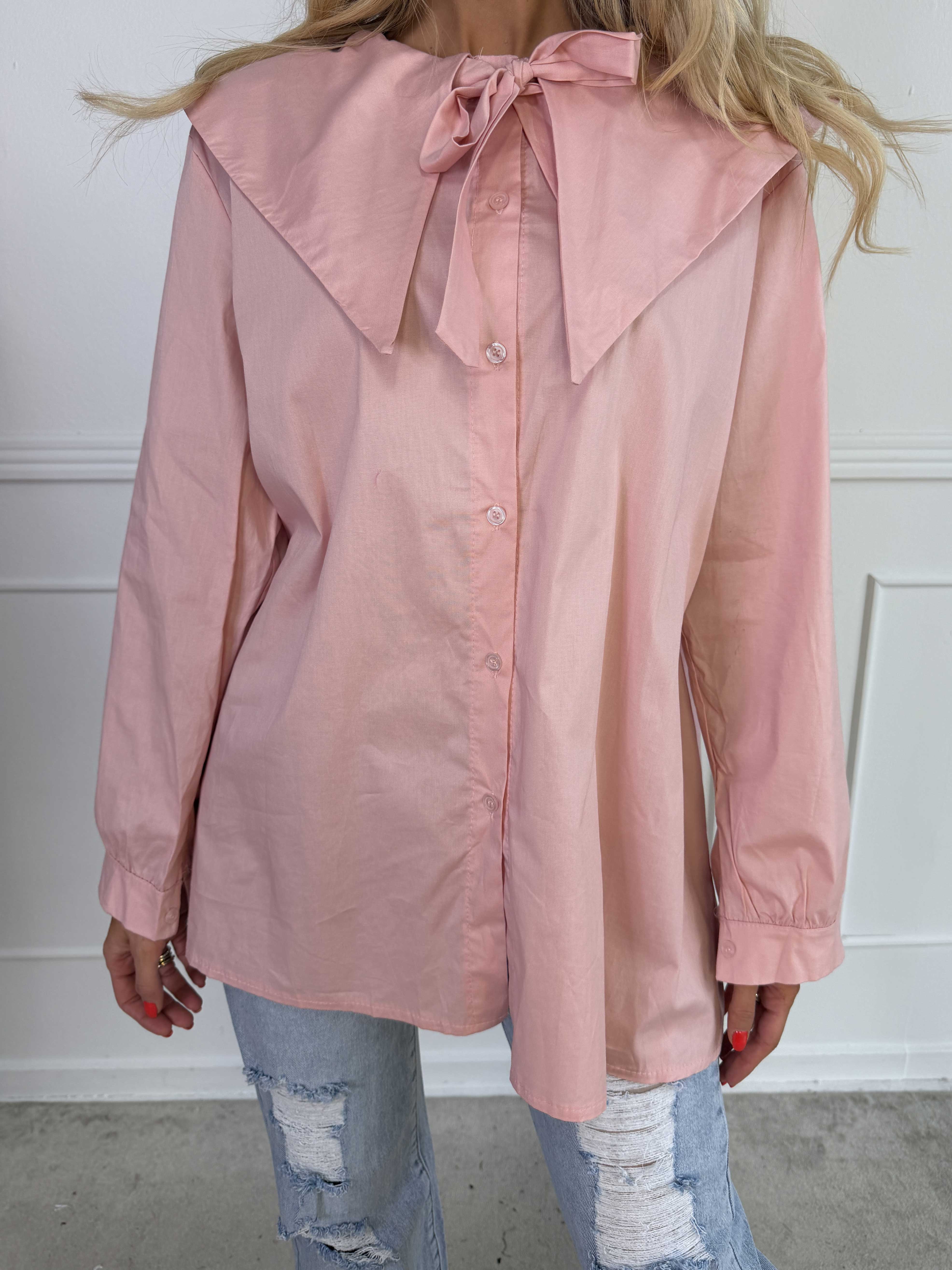 Venezia - Skjorte i bomuld med stor krave og fint bindebånd