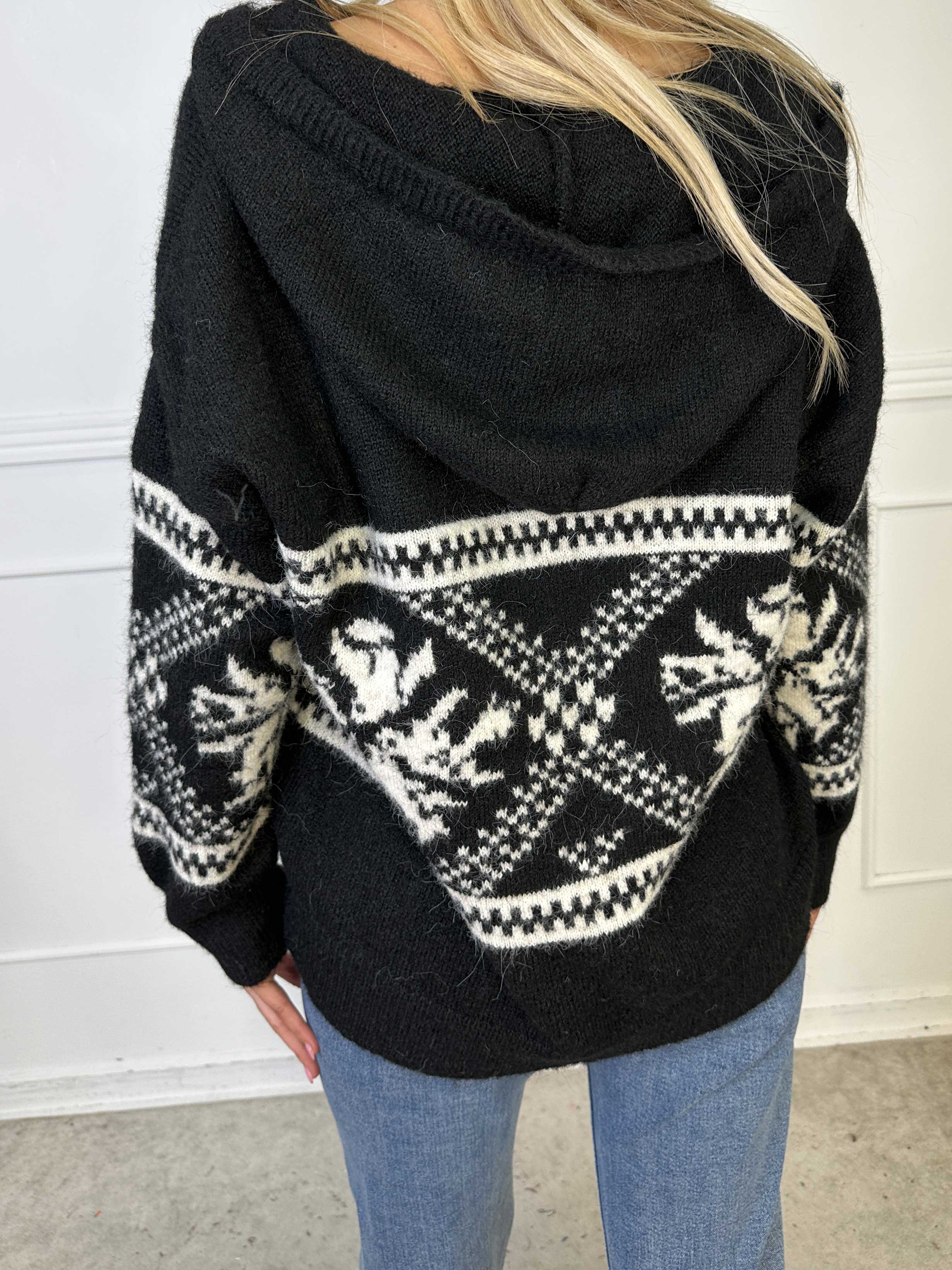 Veni - Hyggelig mønstret uldstrik med snøre i udskæringen