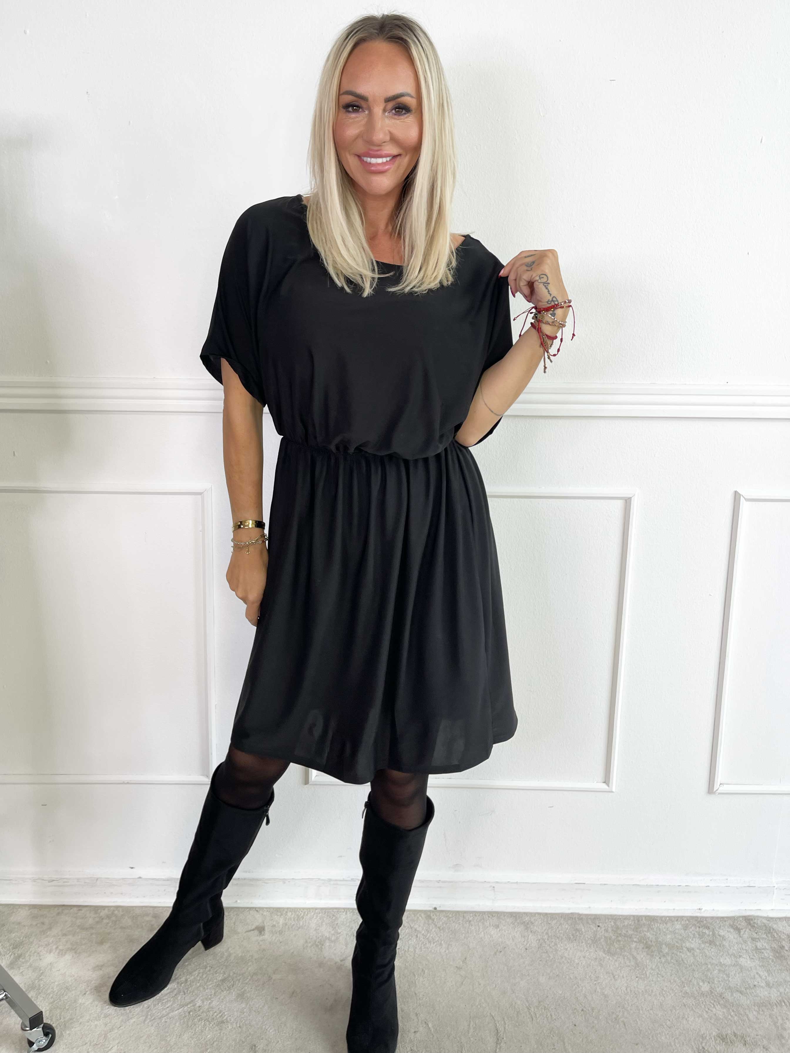 Venus Plain - Elastisk ensfarvet kjole med elastik i taljen