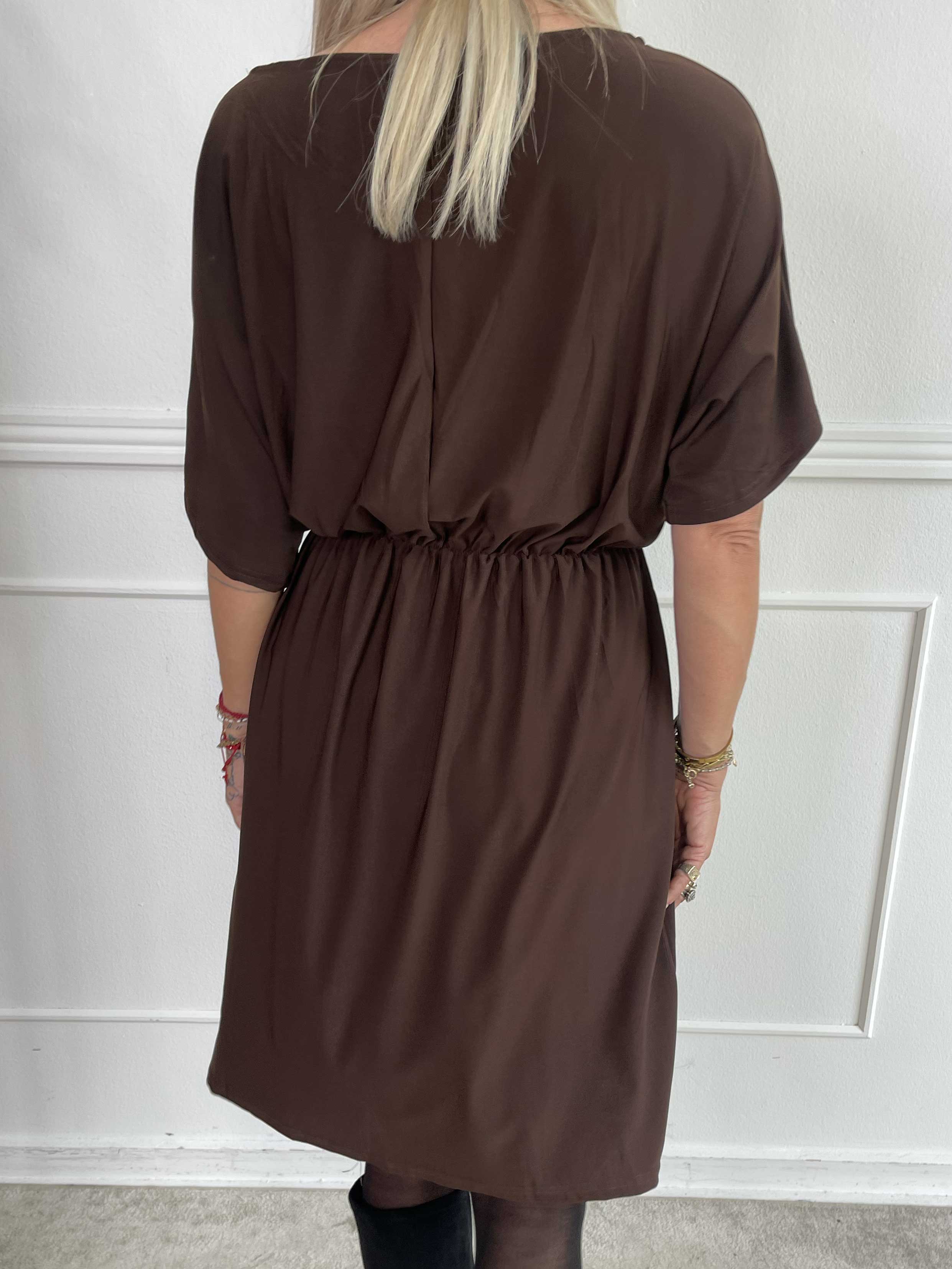 Venus Plain - Elastisk ensfarvet kjole med elastik i taljen