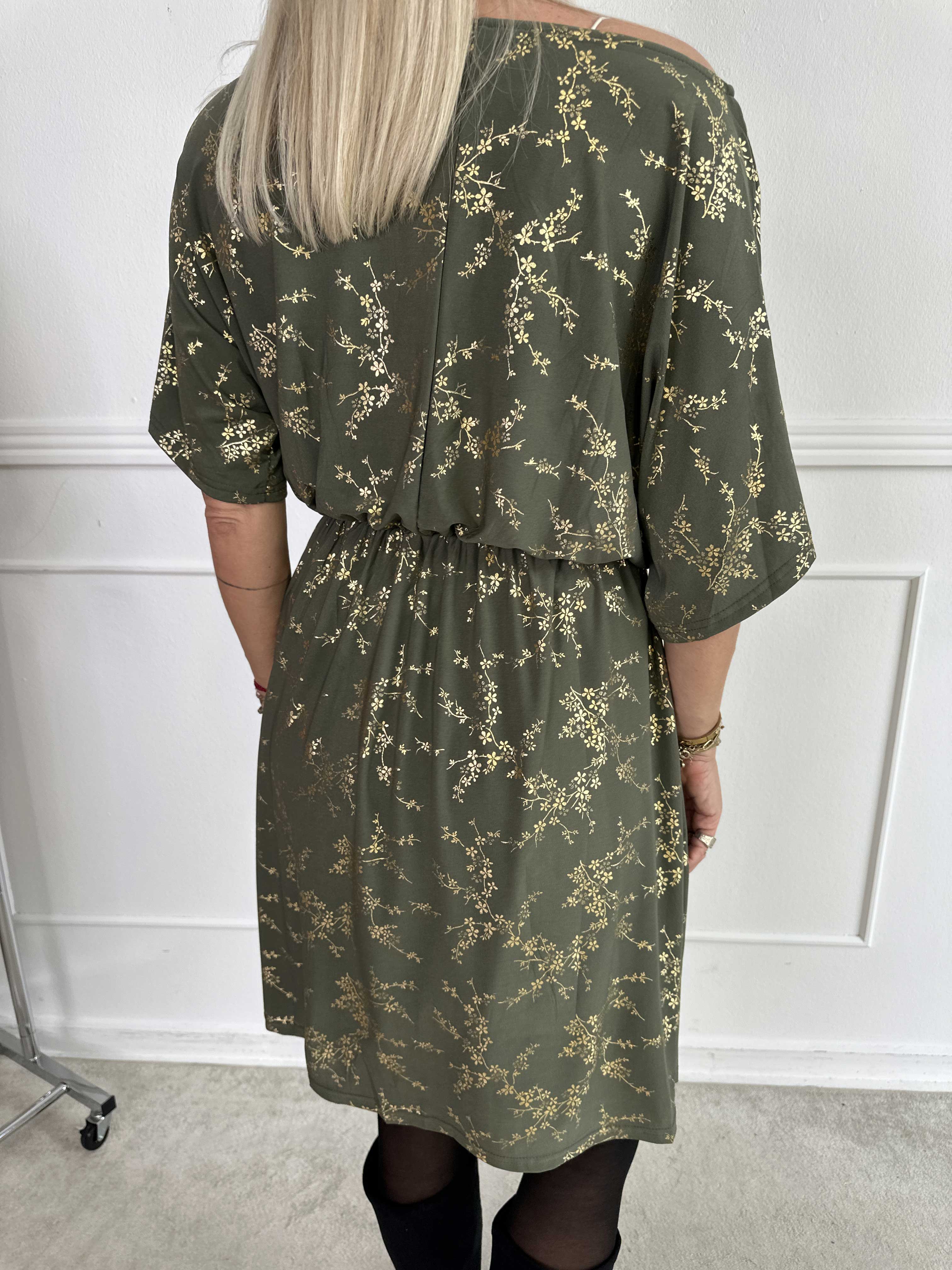 Venus Gold - Elastisk kjole mønstret med guld blomster