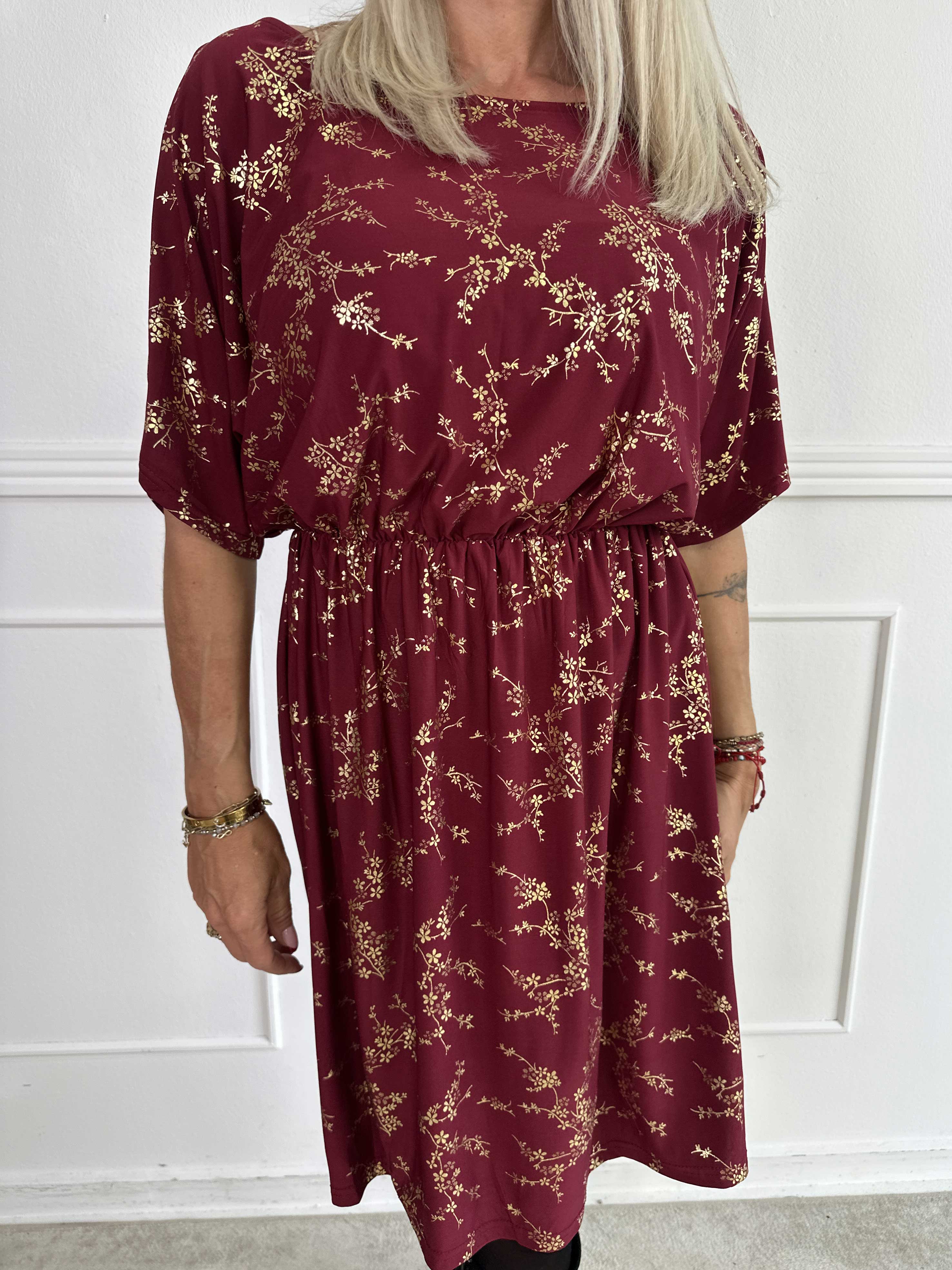 Venus Gold - Elastisk kjole mønstret med guld blomster