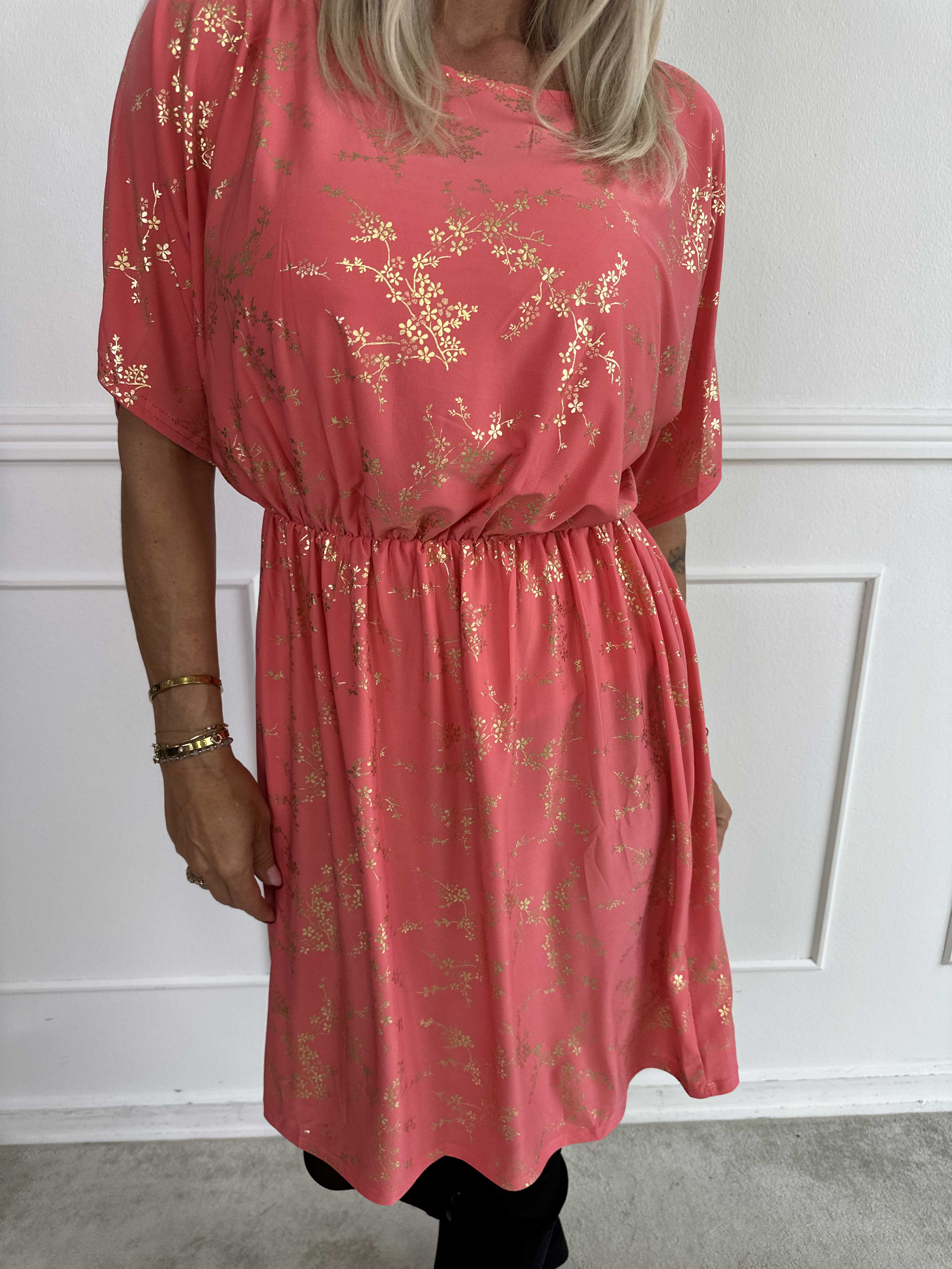 Venus Gold - Elastisk kjole mønstret med guld blomster