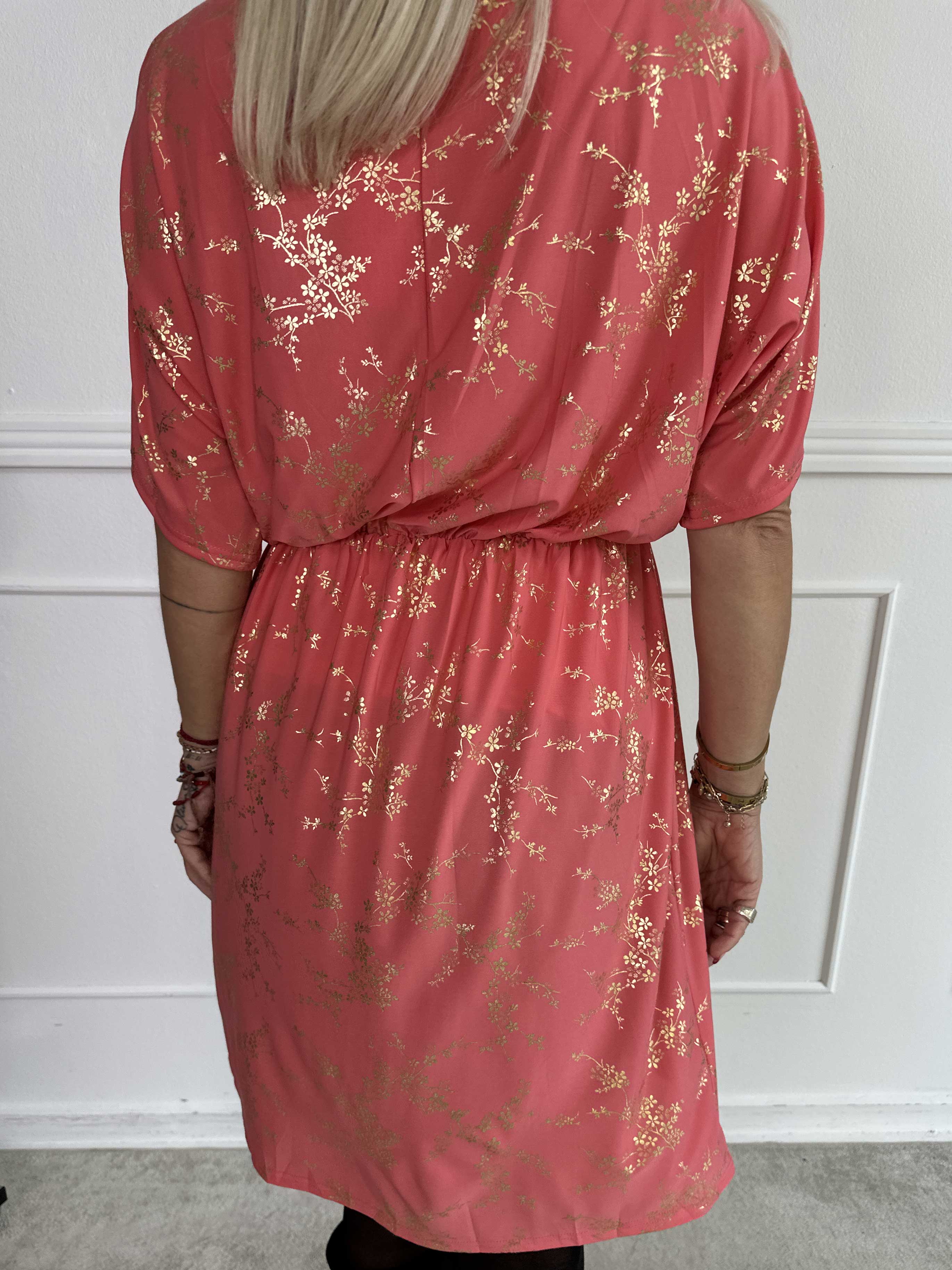 Venus Gold - Elastisk kjole mønstret med guld blomster