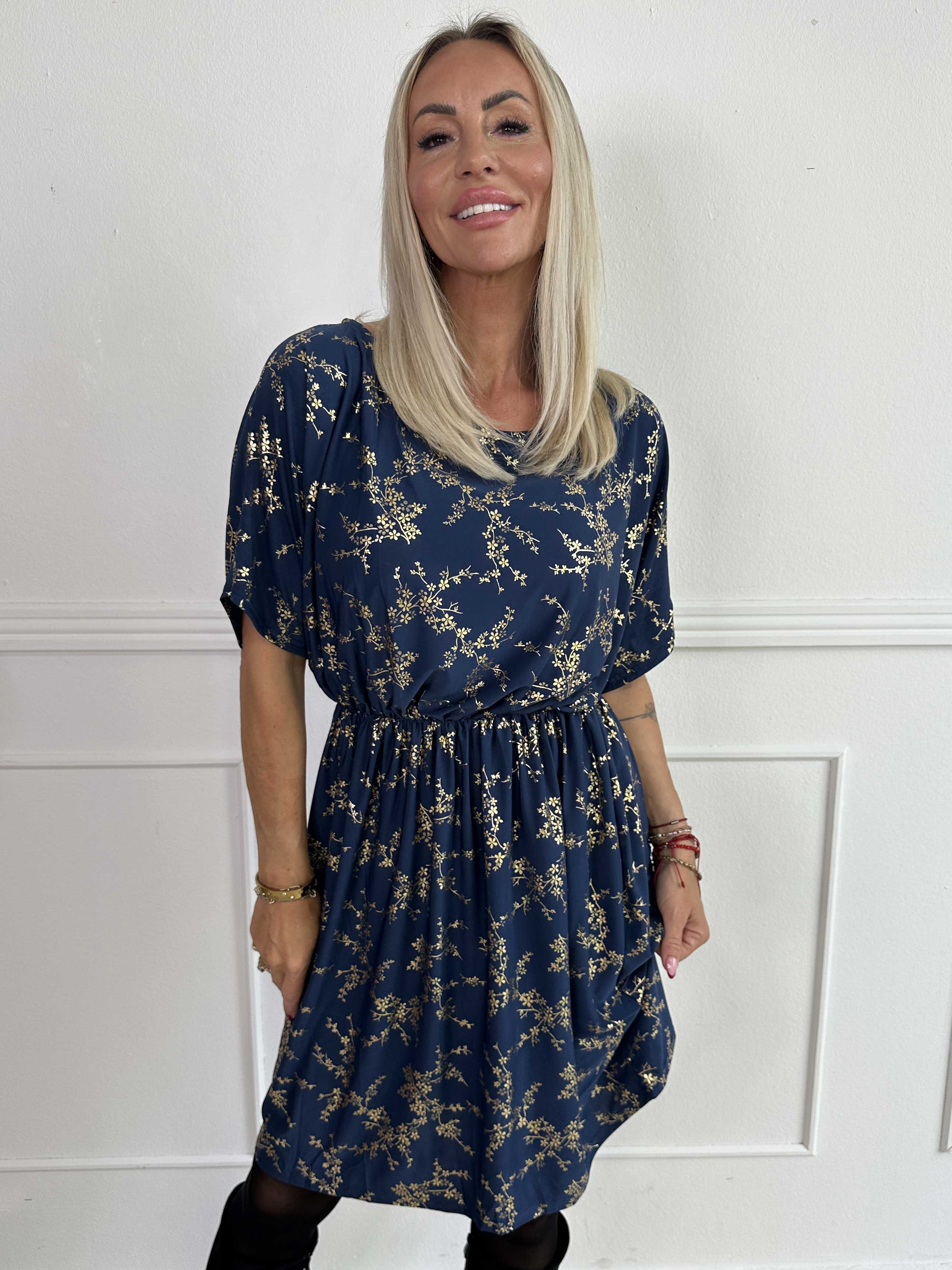 Venus Gold - Elastisk kjole mønstret med guld blomster