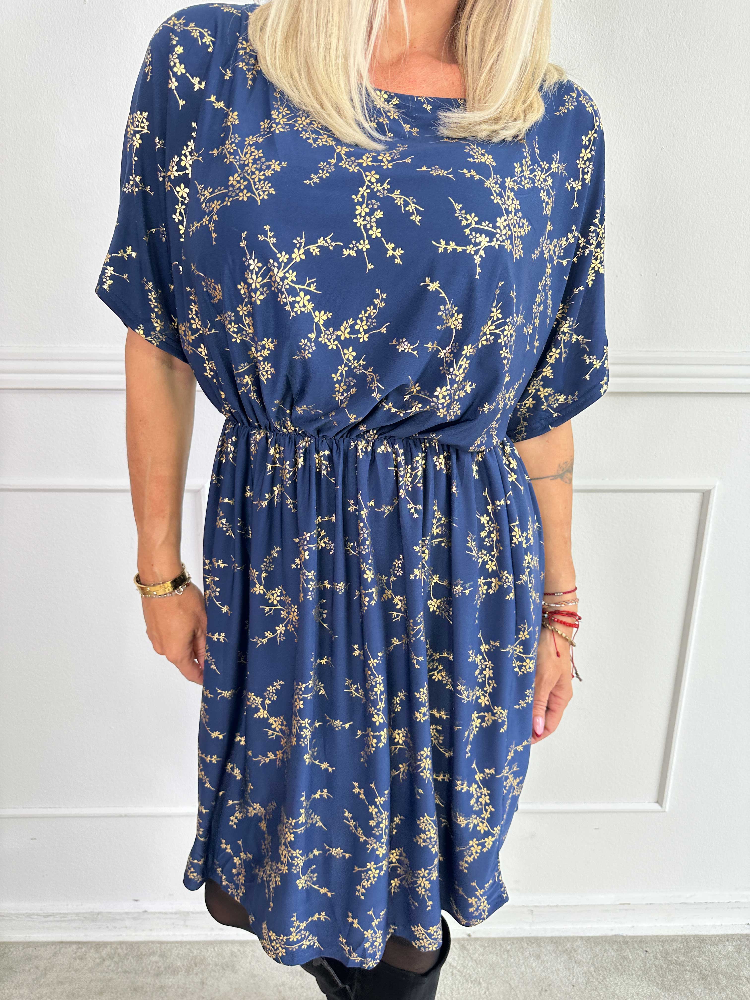 Venus Gold - Elastisk kjole mønstret med guld blomster