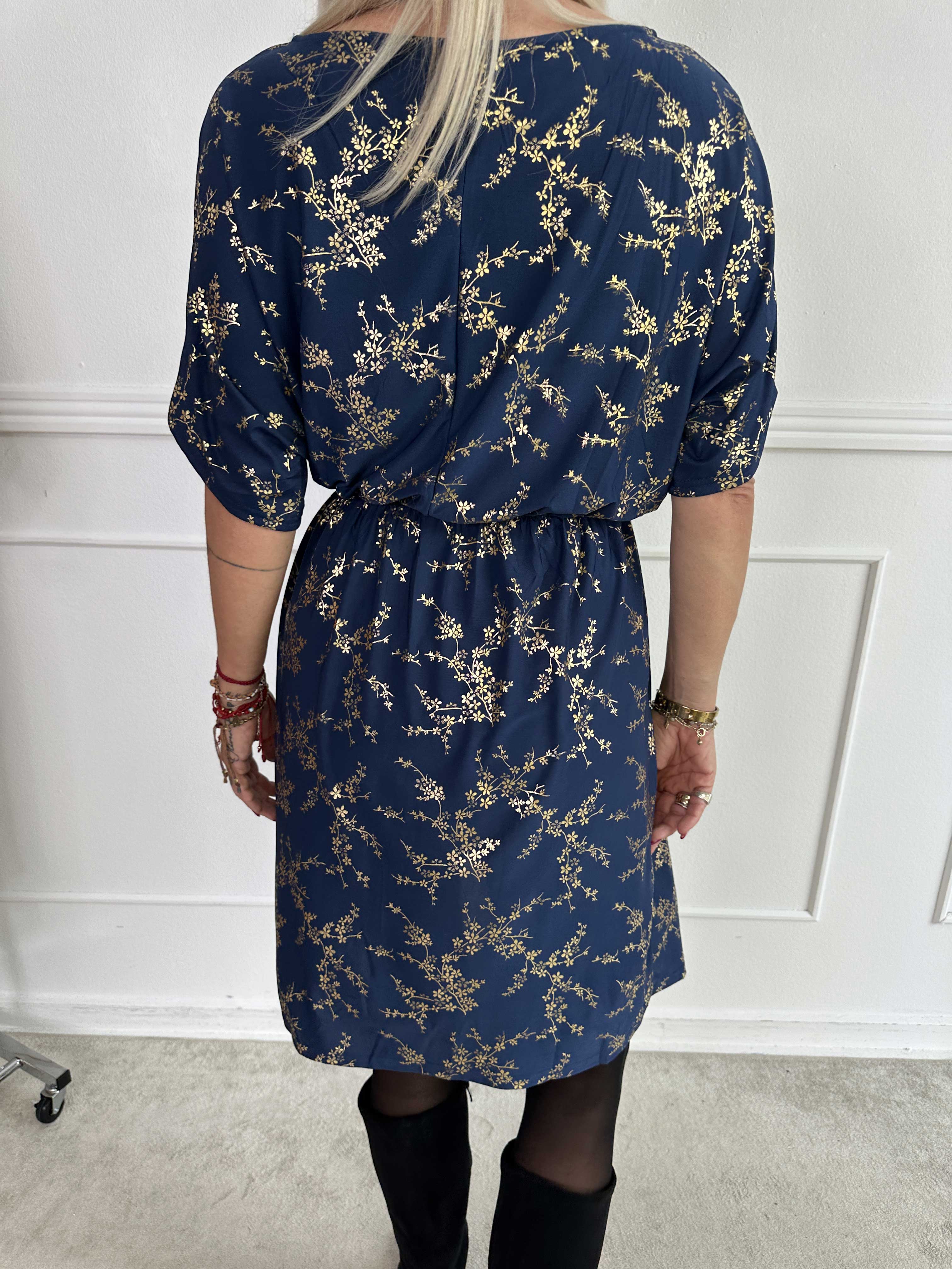 Venus Gold - Elastisk kjole mønstret med guld blomster