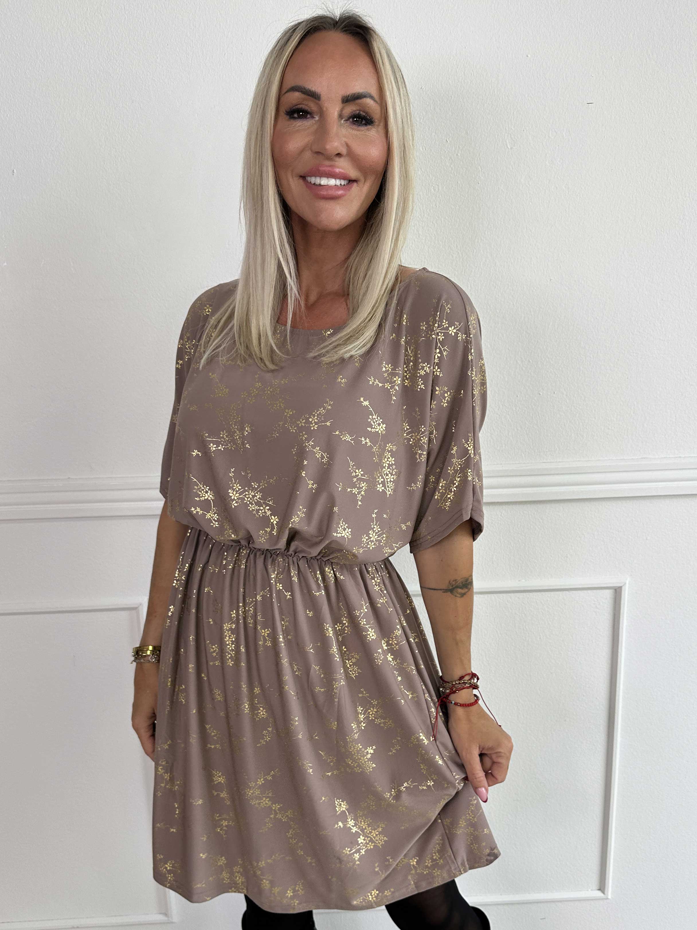 Venus Gold - Elastisk kjole mønstret med guld blomster