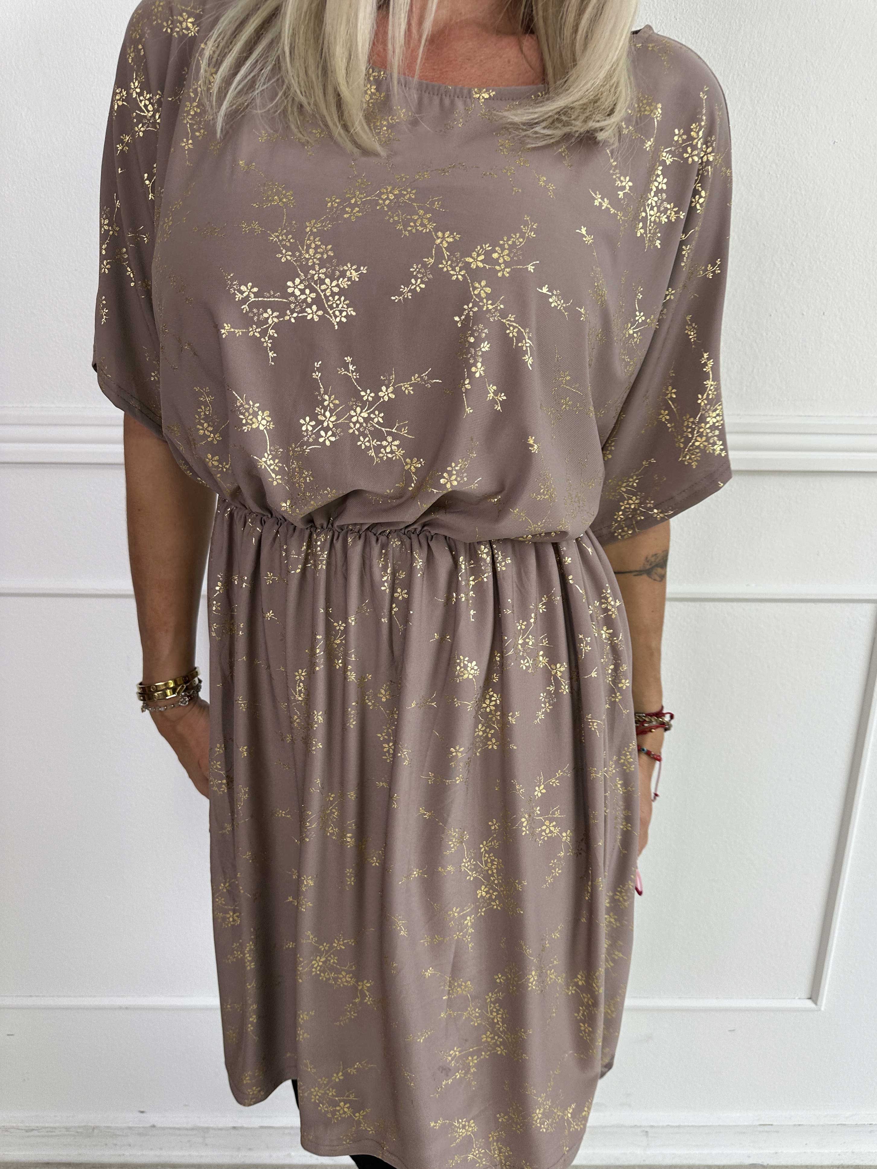 Venus Gold - Elastisk kjole mønstret med guld blomster