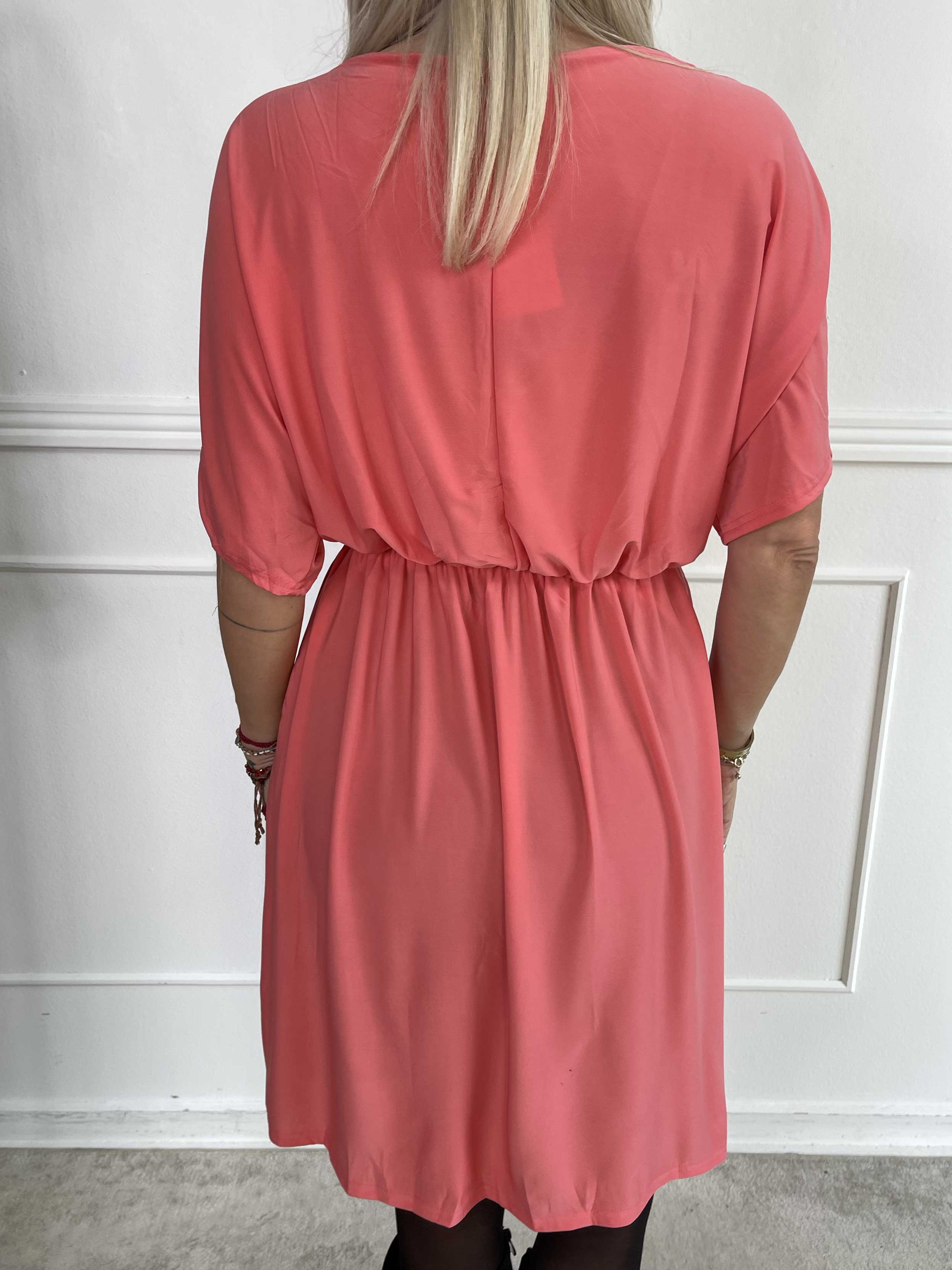 Venus Plain - Elastisk ensfarvet kjole med elastik i taljen