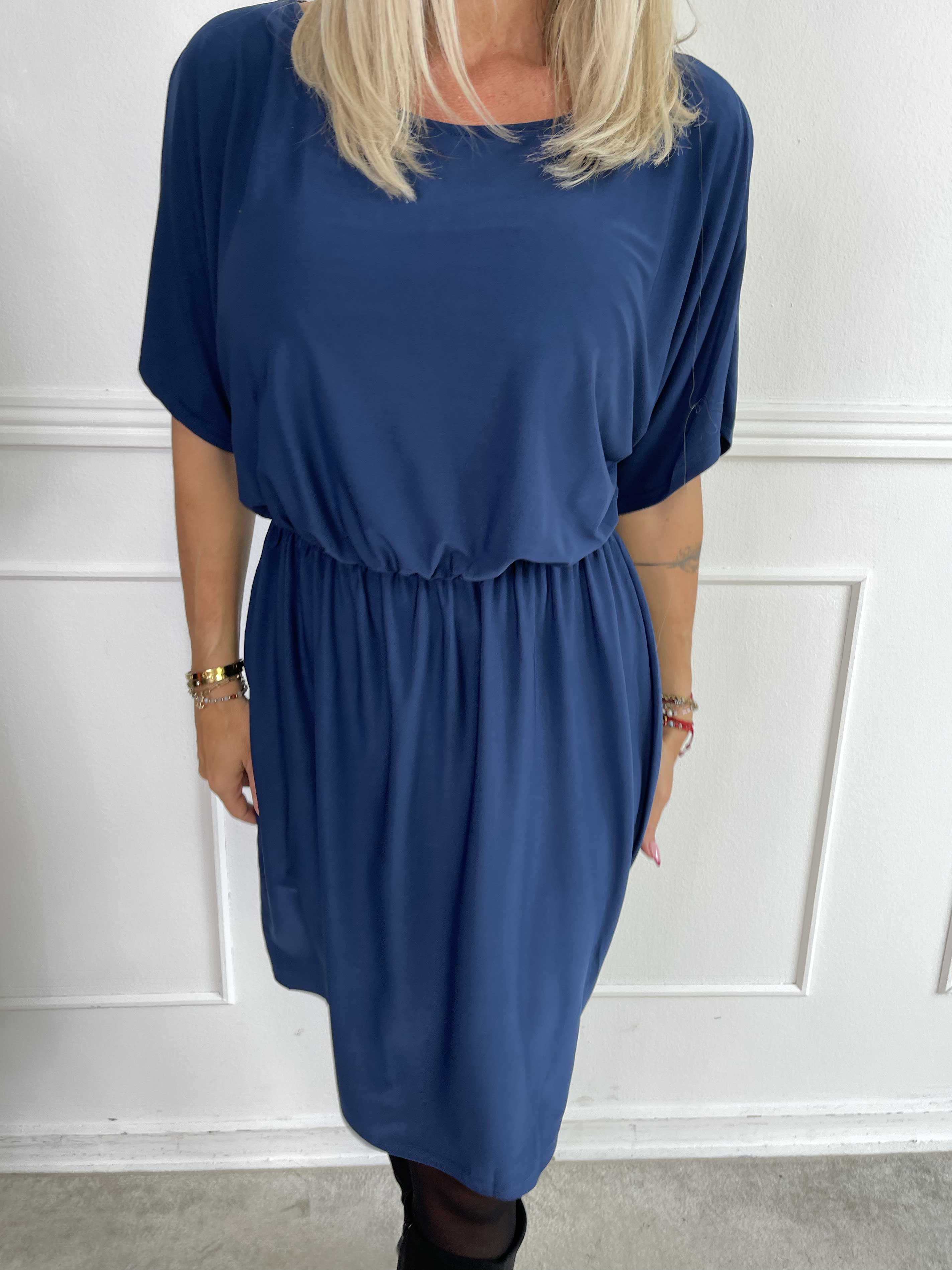 Venus Plain - Elastisk ensfarvet kjole med elastik i taljen