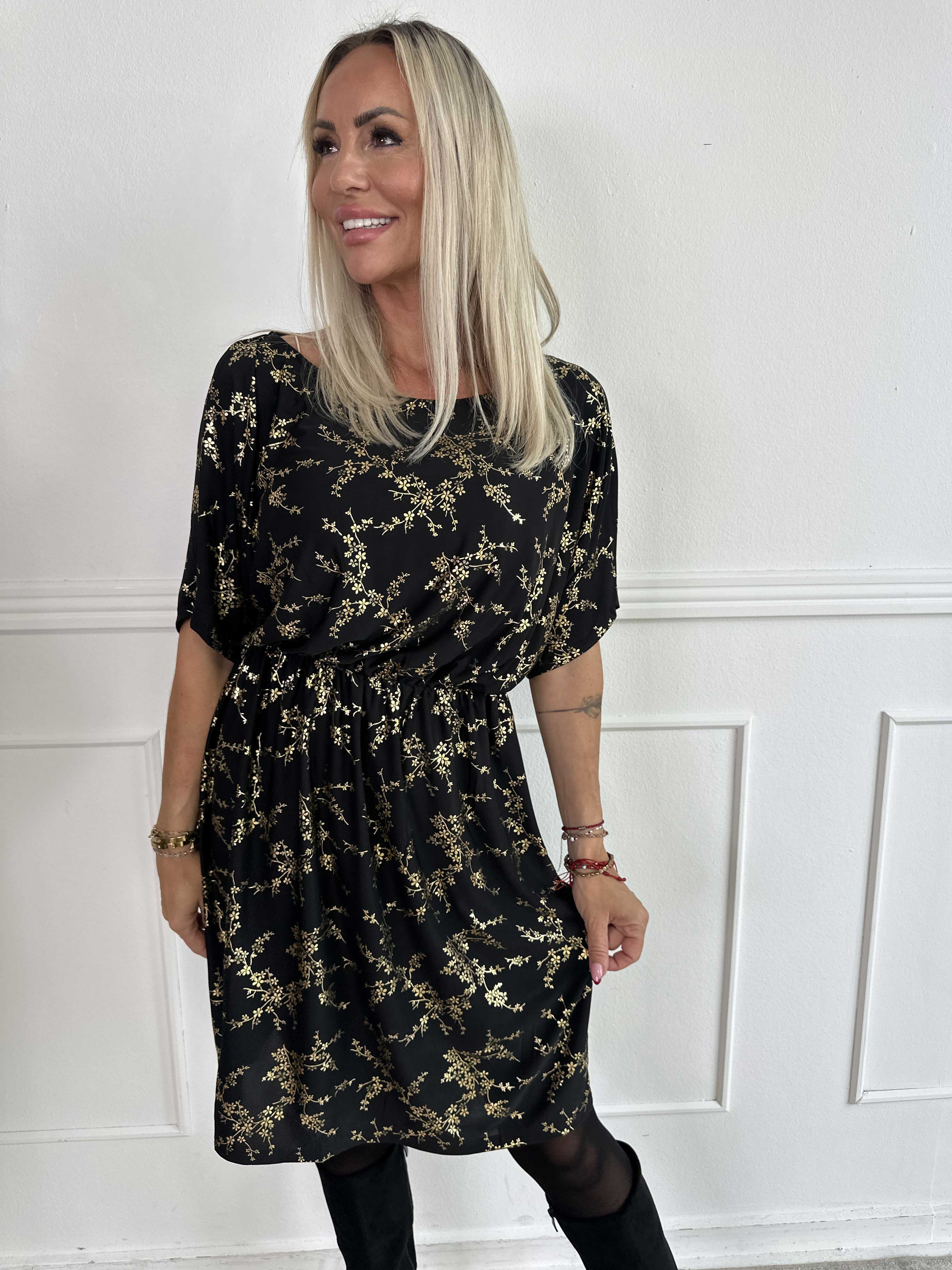 Venus Gold - Elastisk kjole mønstret med guld blomster