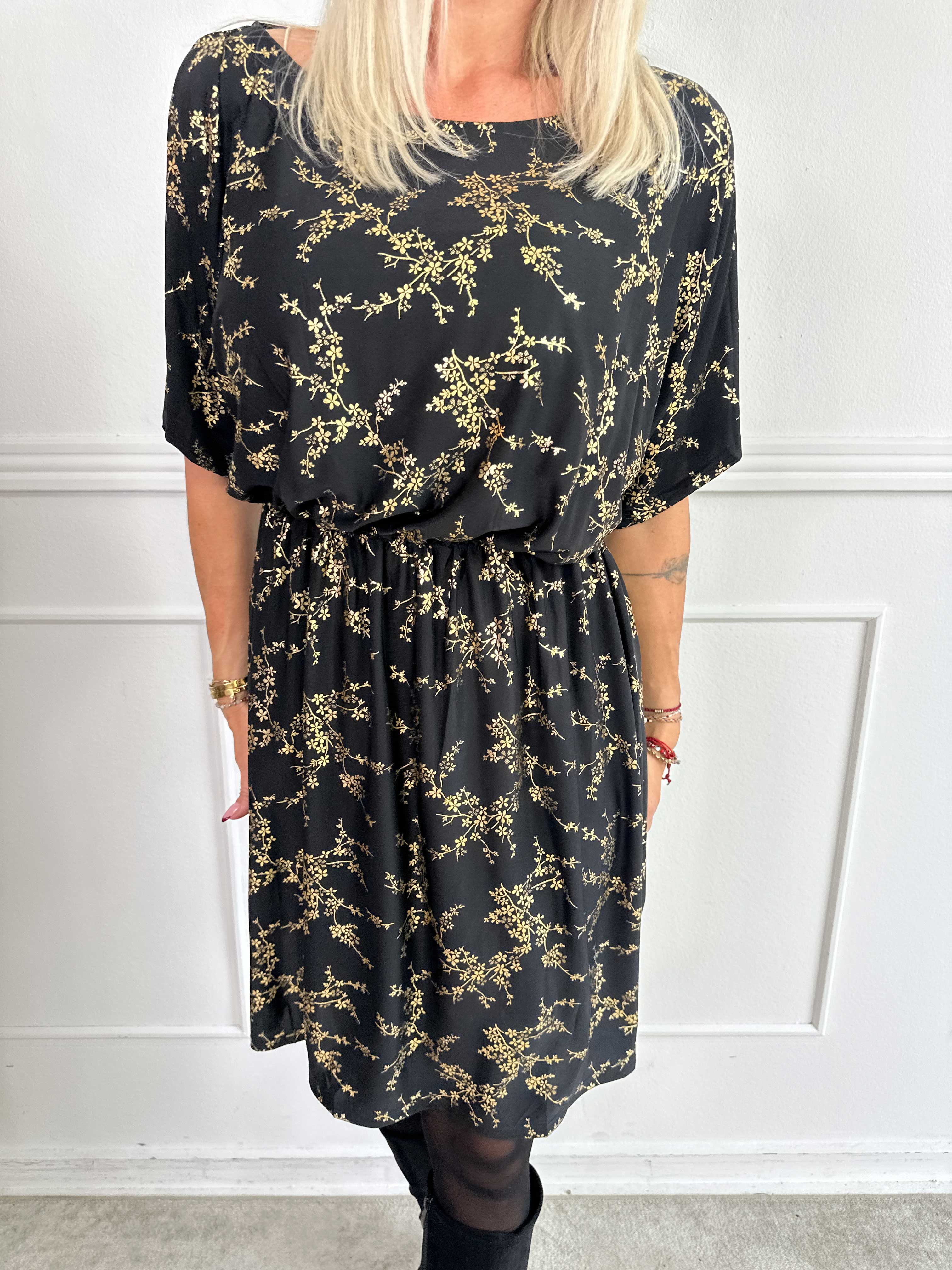 Venus Gold - Elastisk kjole mønstret med guld blomster