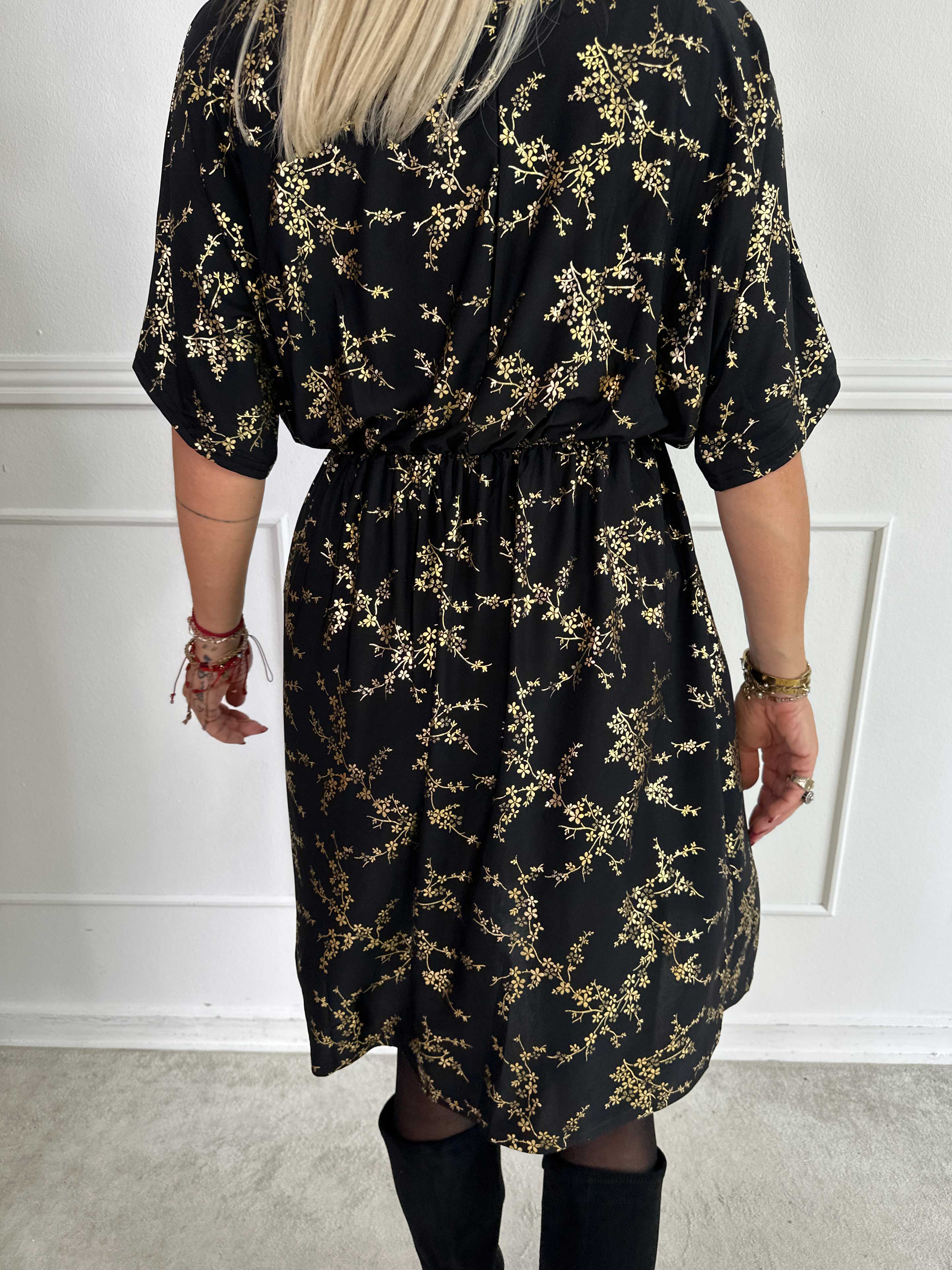 Venus Gold - Elastisk kjole mønstret med guld blomster