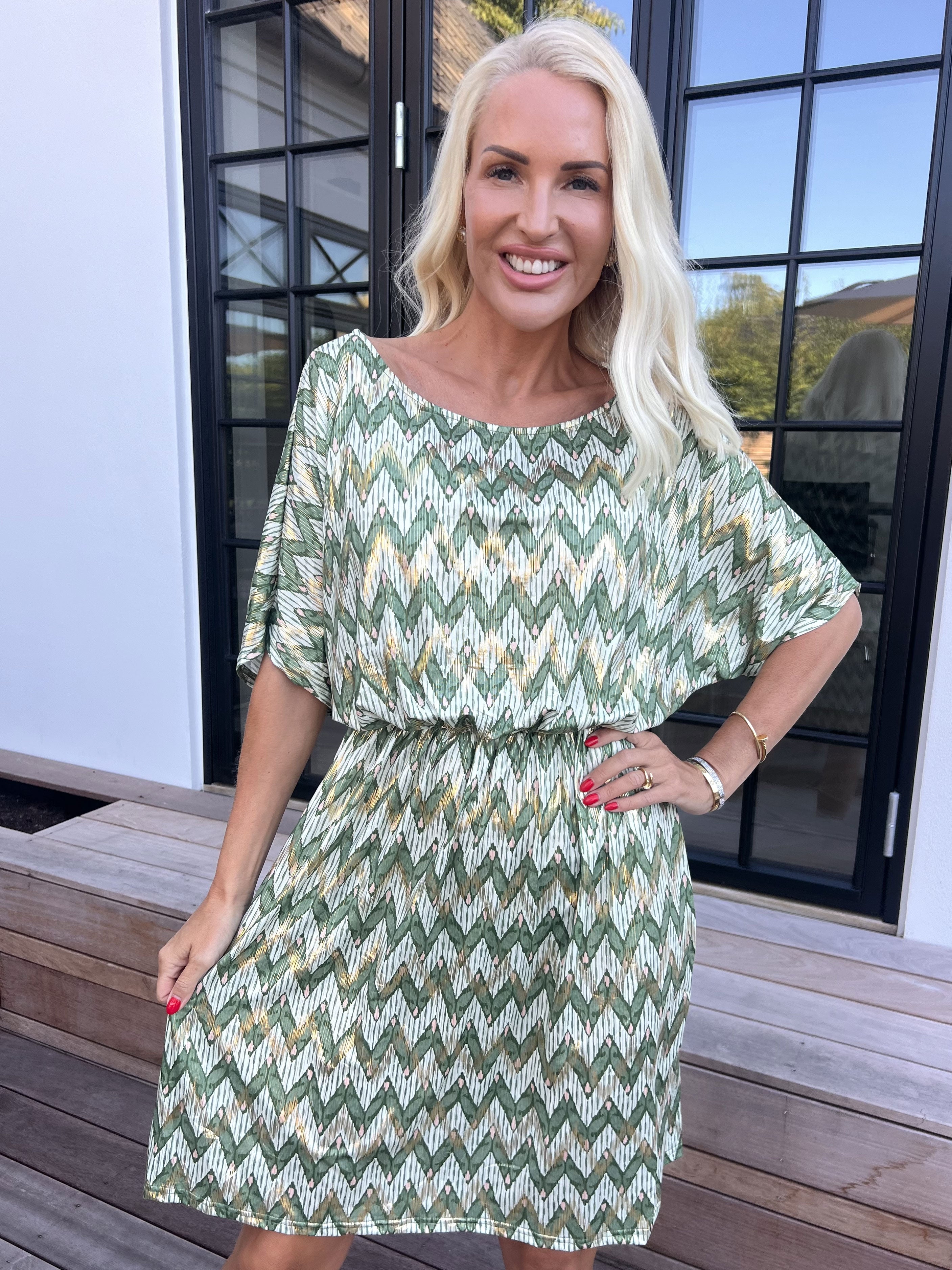 Venus Zigzag - Elastisk mønstret kjole med guld detaljer