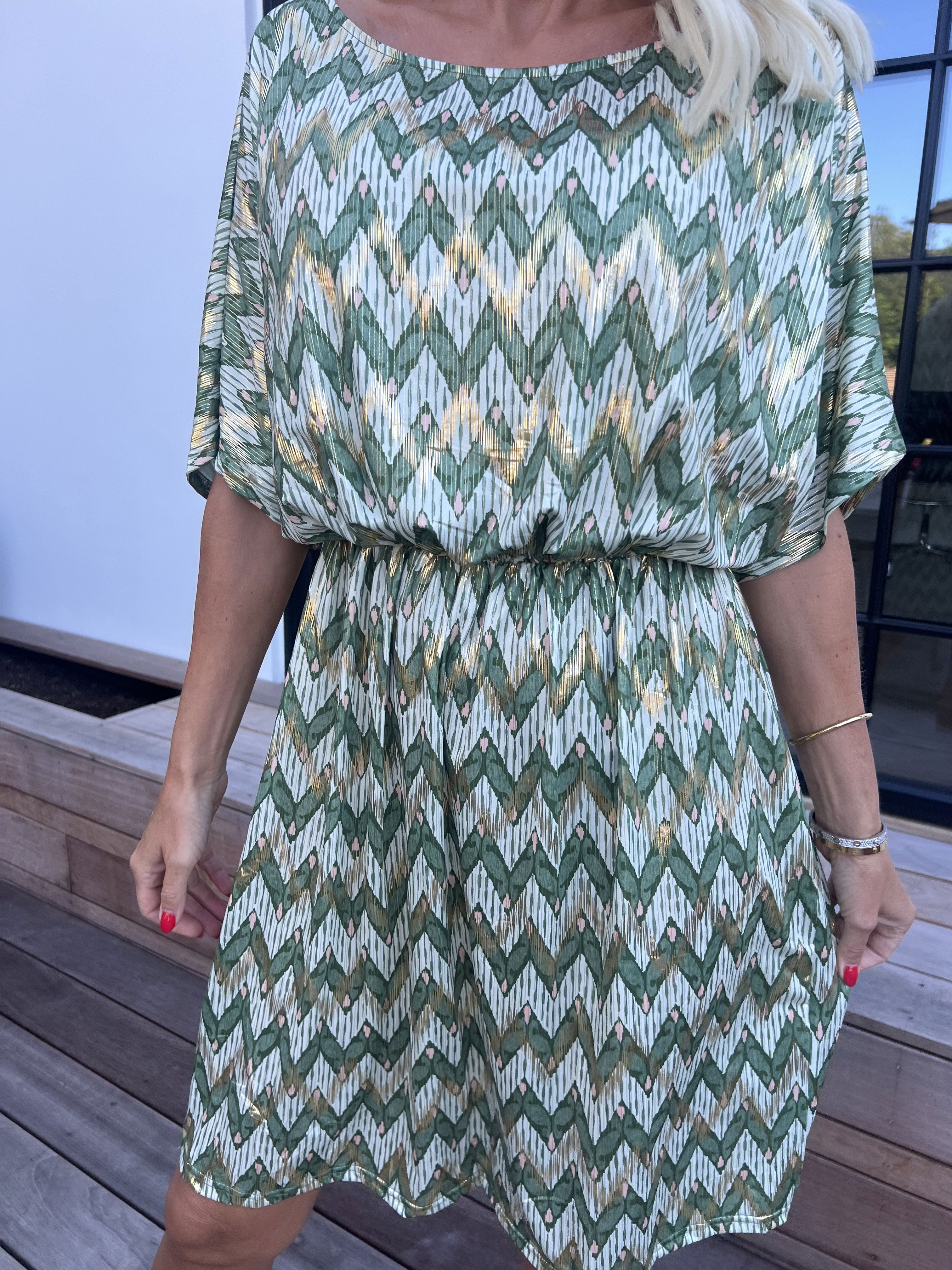 Venus Zigzag - Elastisk mønstret kjole med guld detaljer