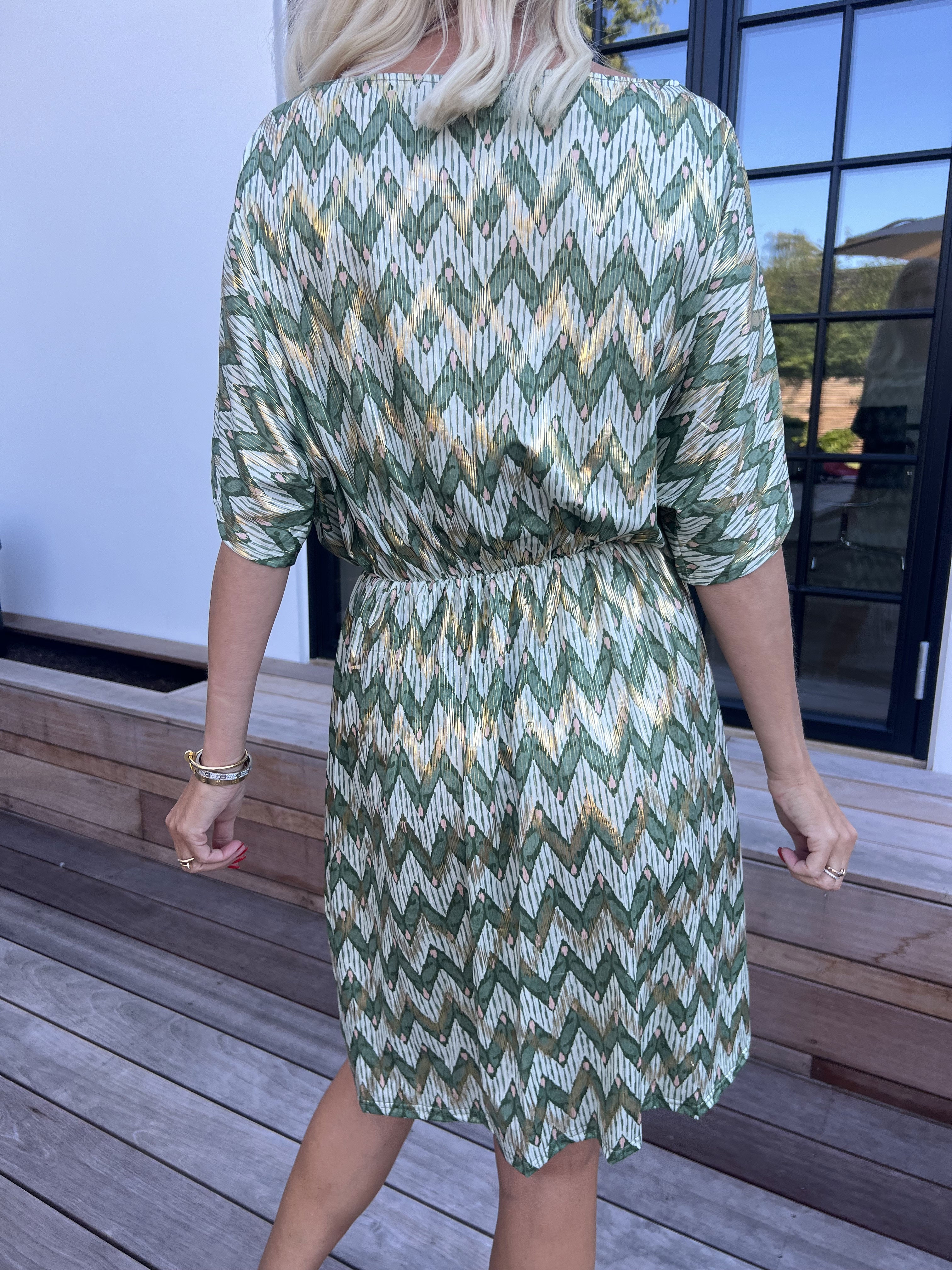 Venus Zigzag - Elastisk mønstret kjole med guld detaljer