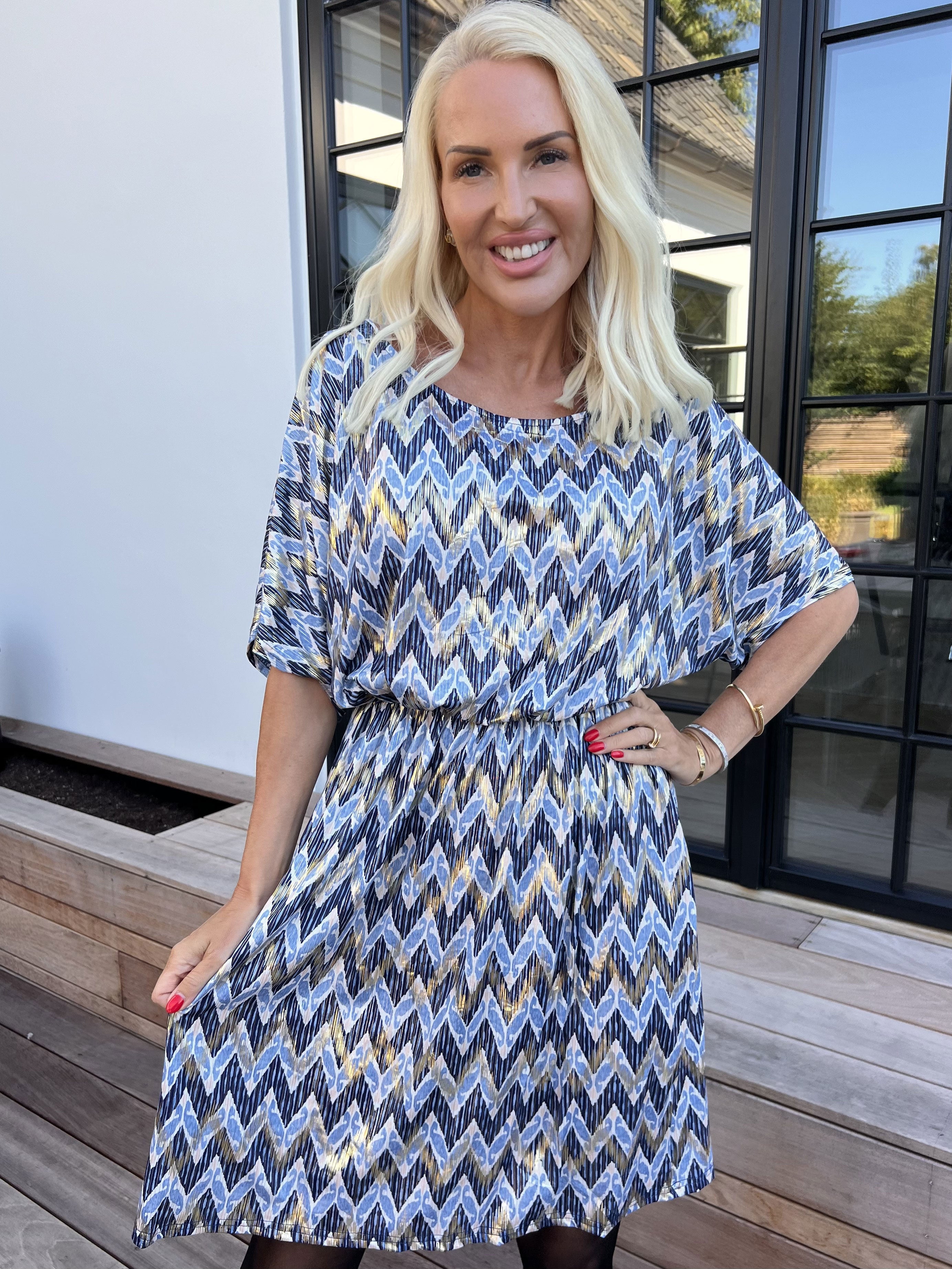 Venus Zigzag - Elastisk mønstret kjole med guld detaljer