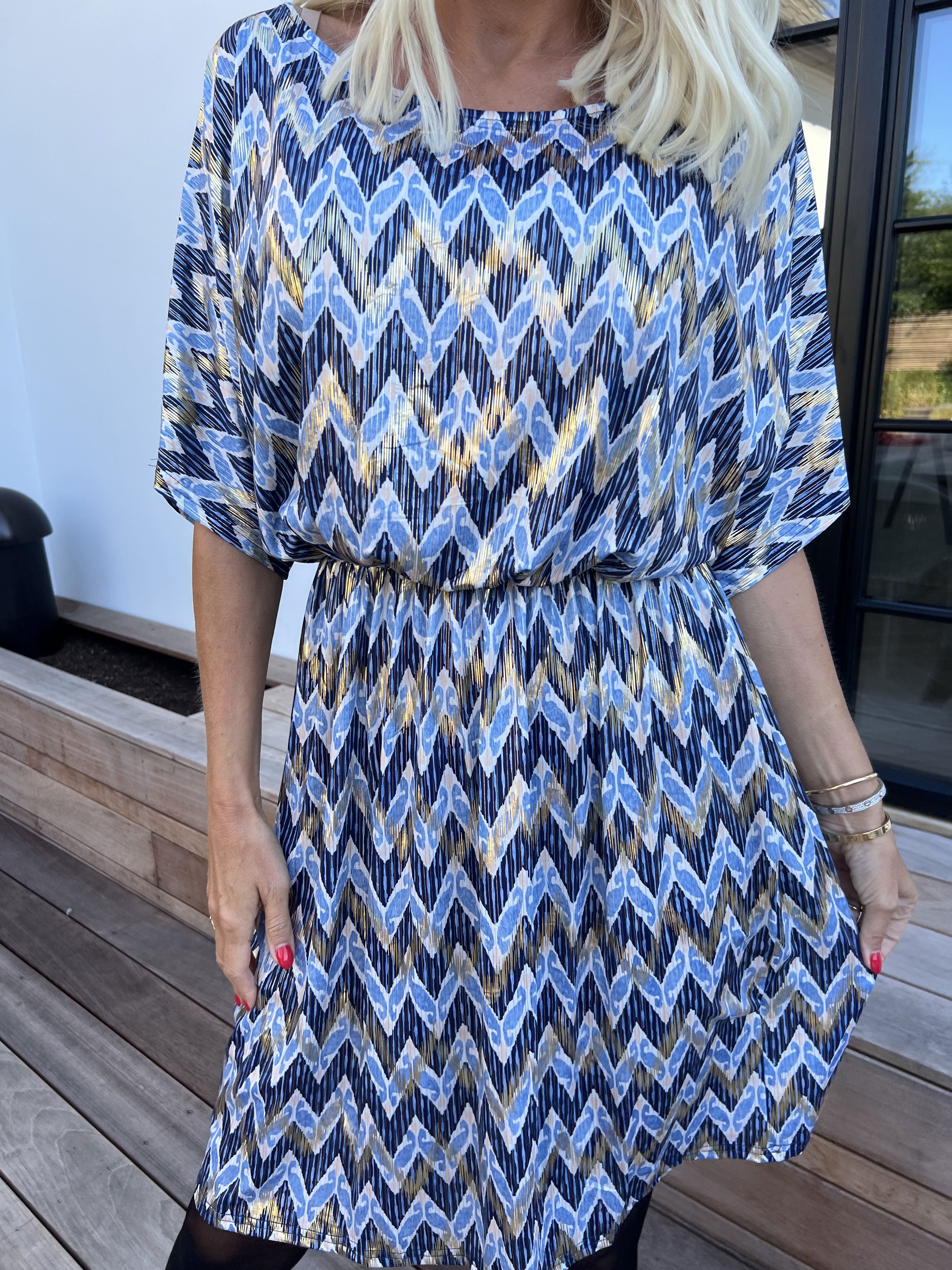 Venus Zigzag - Elastisk mønstret kjole med guld detaljer