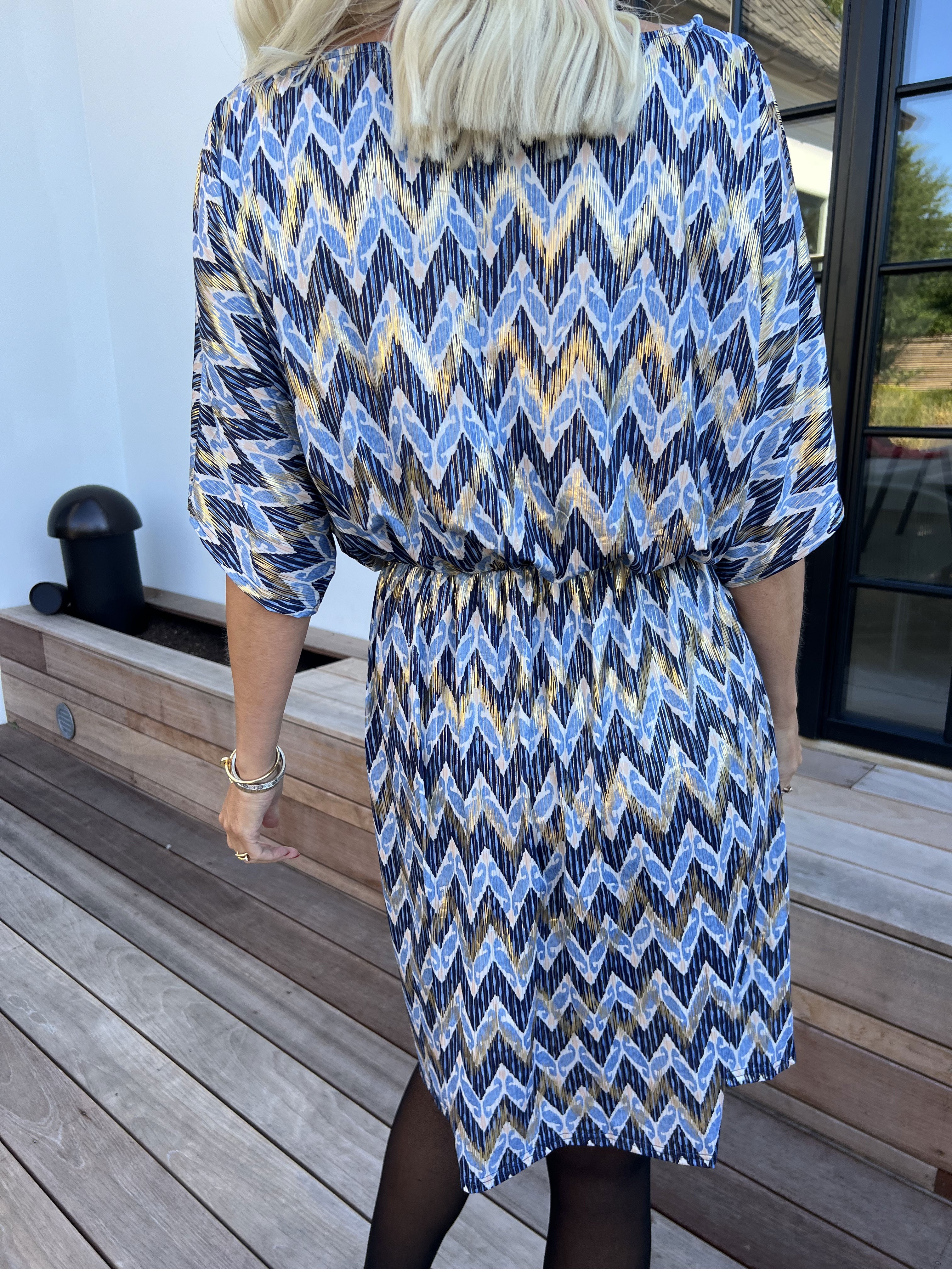 Venus Zigzag - Elastisk mønstret kjole med guld detaljer