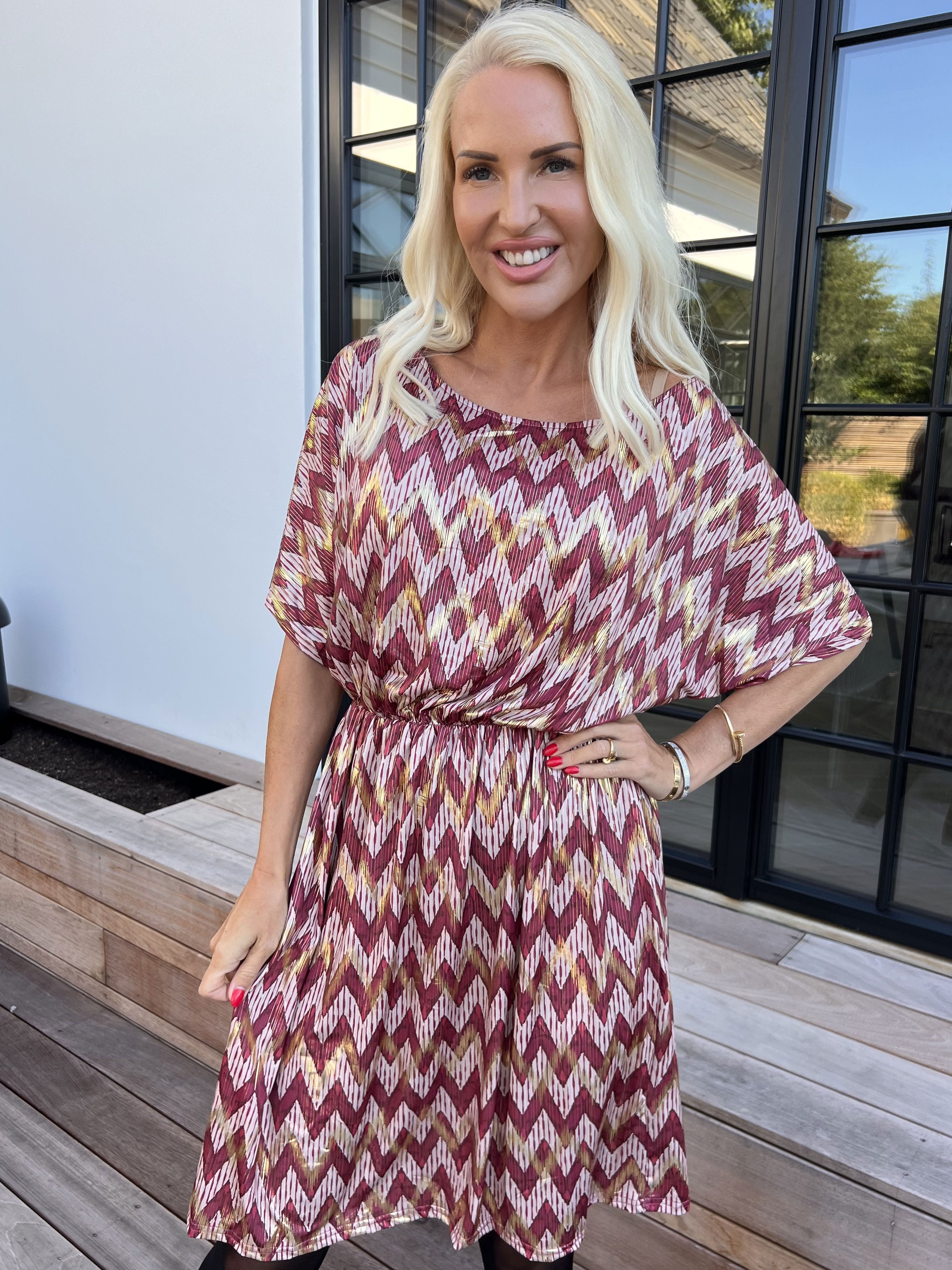 Venus Zigzag - Elastisk mønstret kjole med guld detaljer