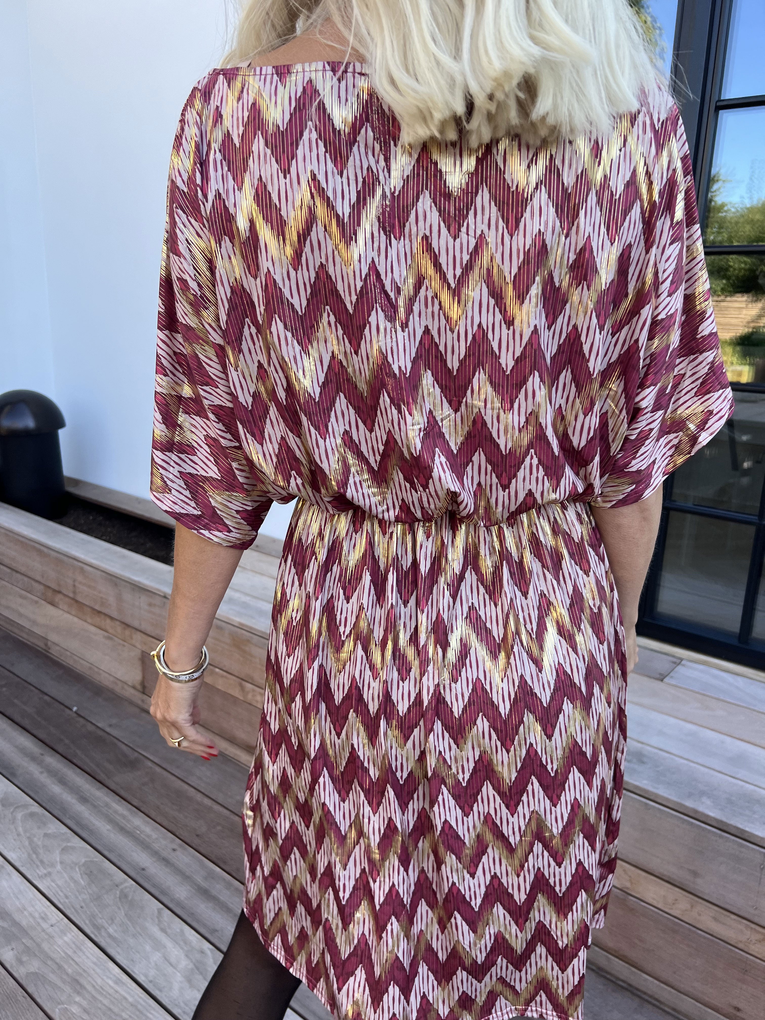 Venus Zigzag - Elastisk mønstret kjole med guld detaljer