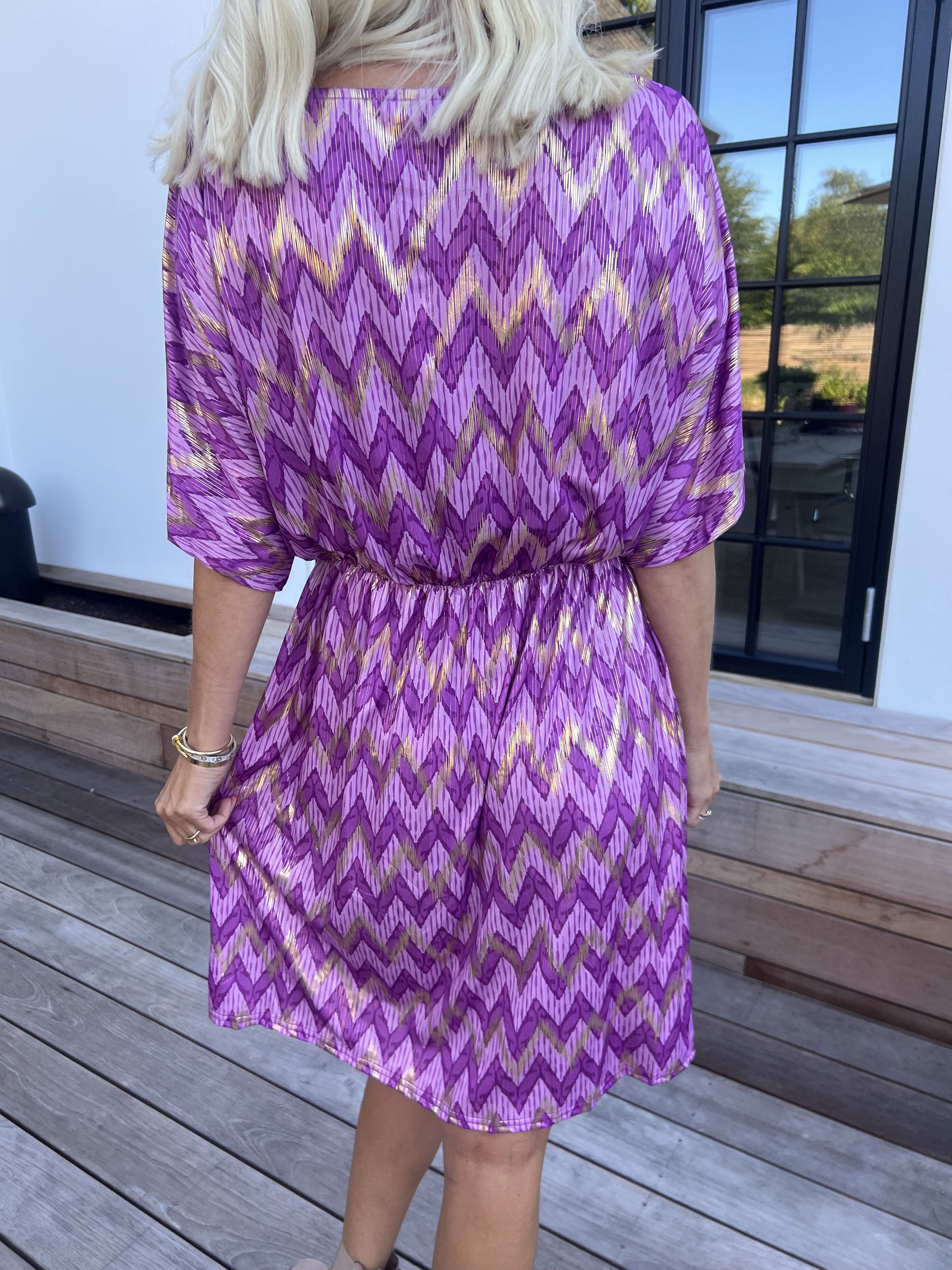 Venus Zigzag - Elastisk mønstret kjole med guld detaljer
