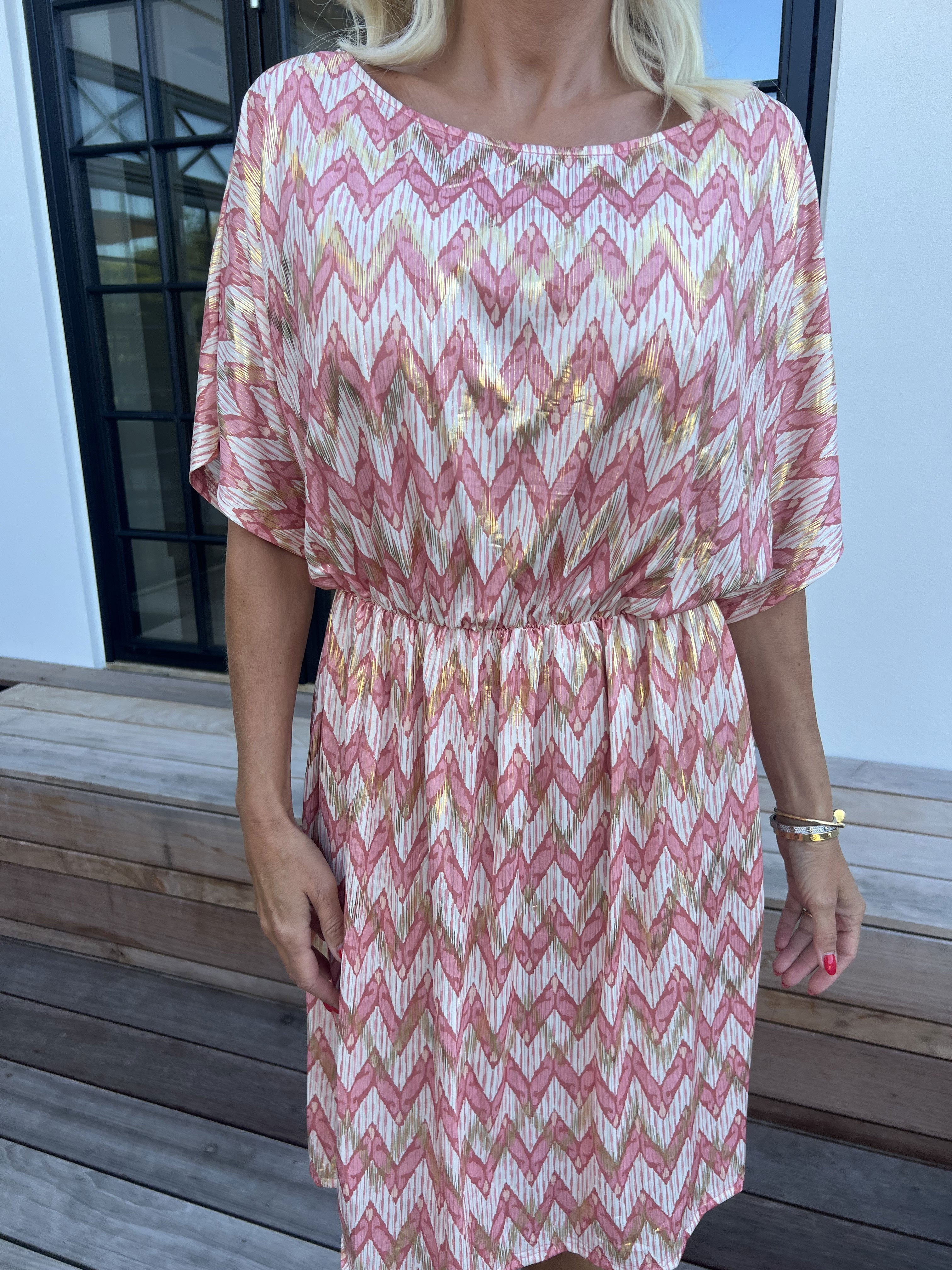 Venus Zigzag - Elastisk mønstret kjole med guld detaljer