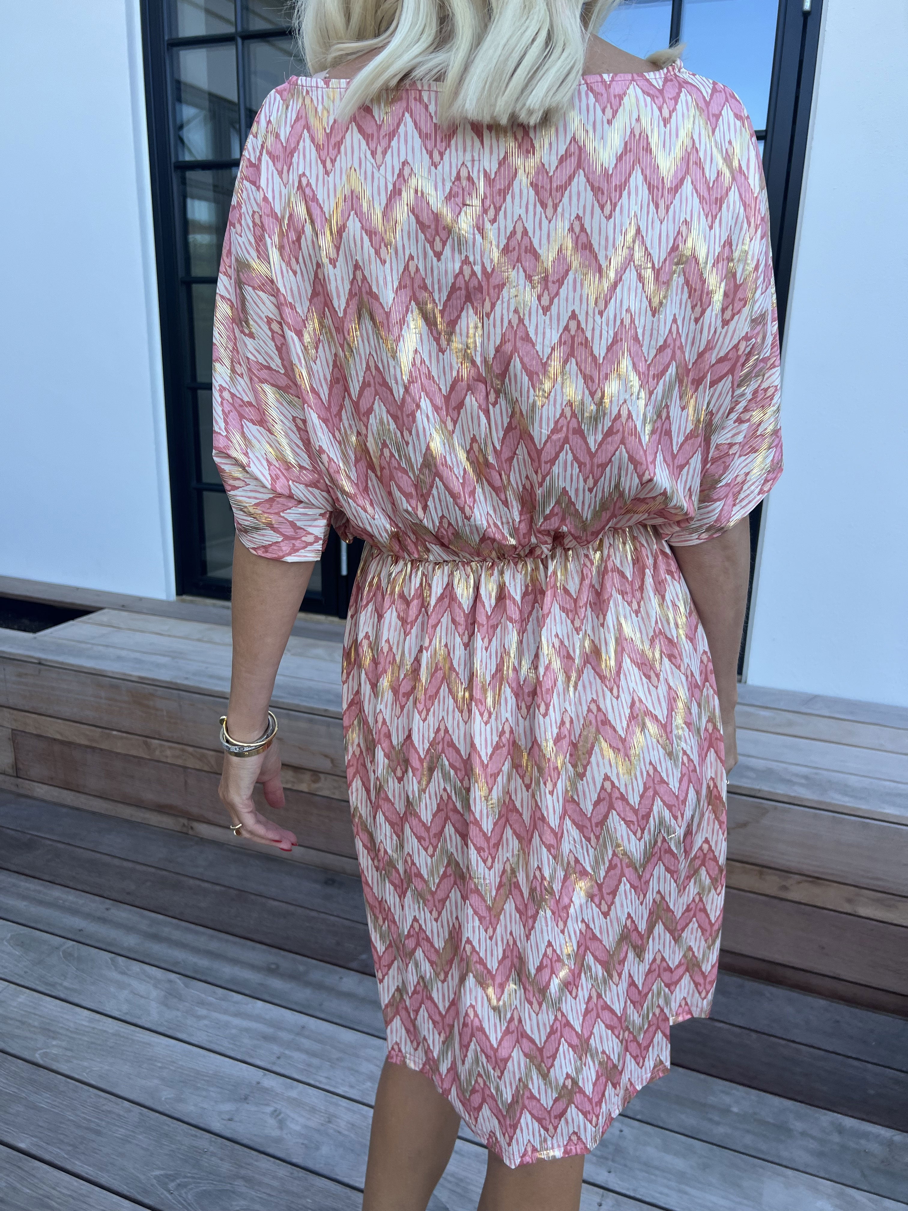 Venus Zigzag - Elastisk mønstret kjole med guld detaljer