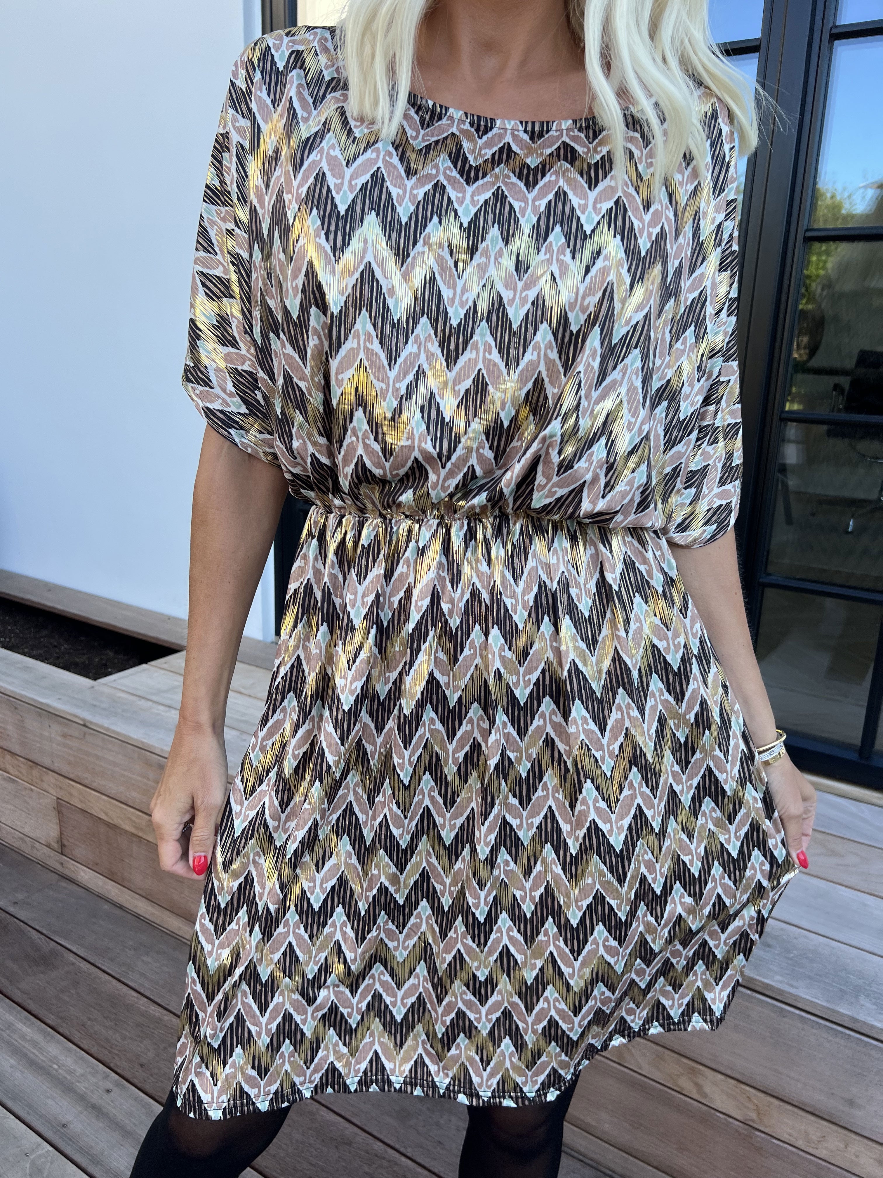 Venus Zigzag - Elastisk mønstret kjole med guld detaljer