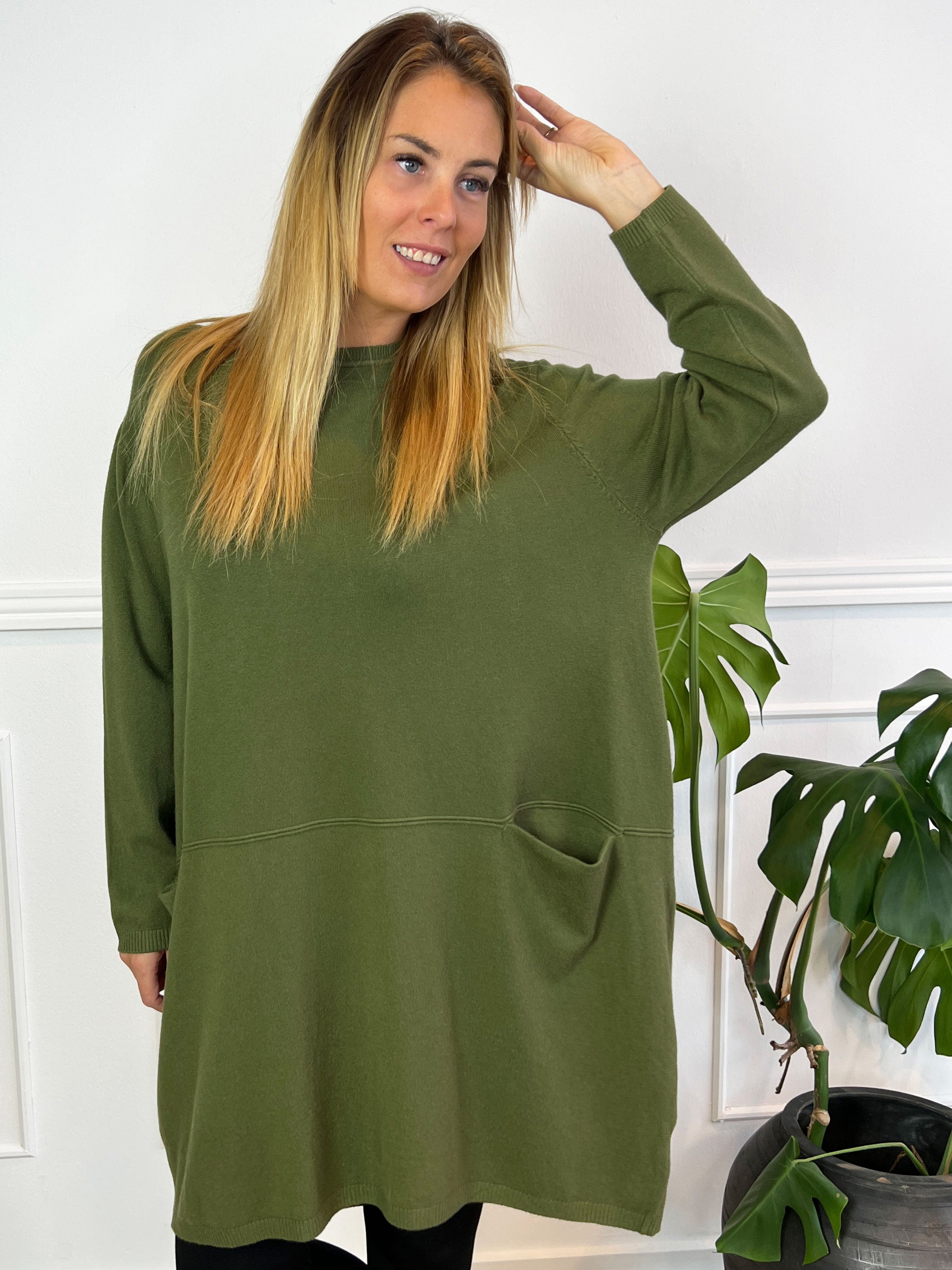 Vera - Ensfarvet strikkjole med lommer