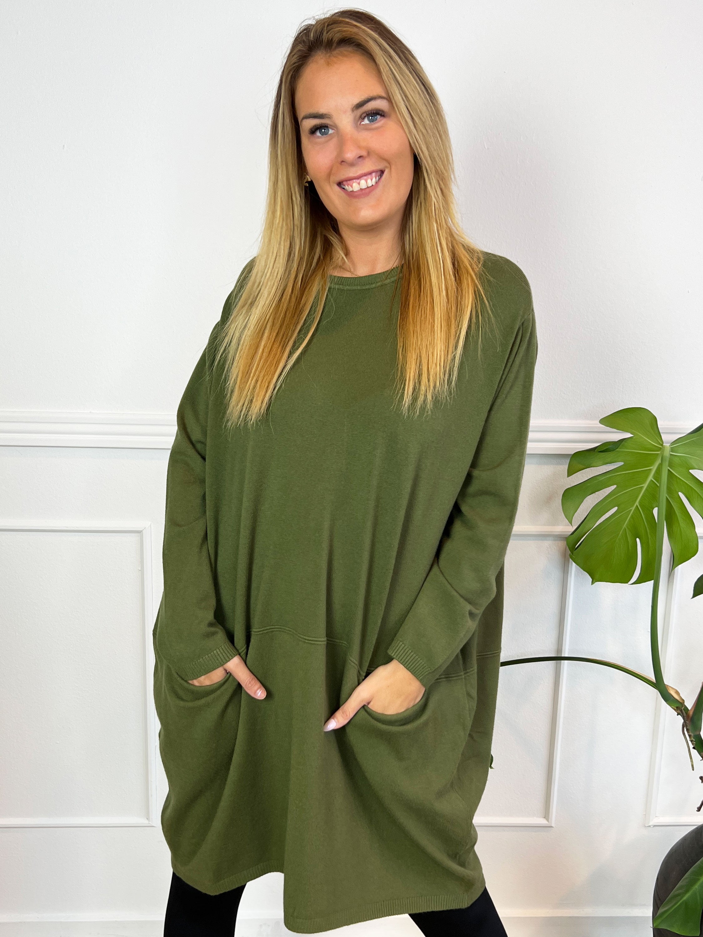 Vera - Ensfarvet strikkjole med lommer