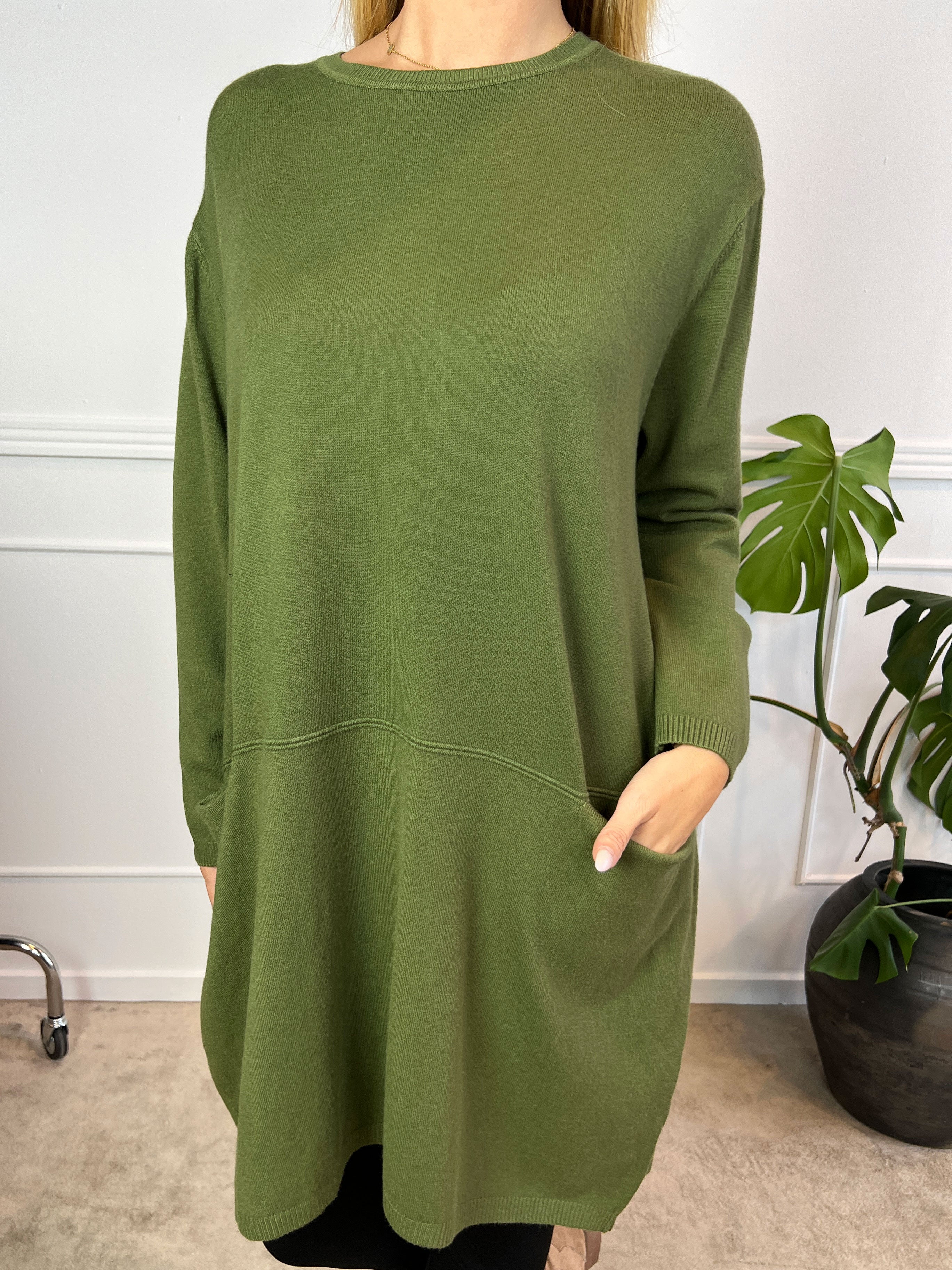 Vera - Ensfarvet strikkjole med lommer