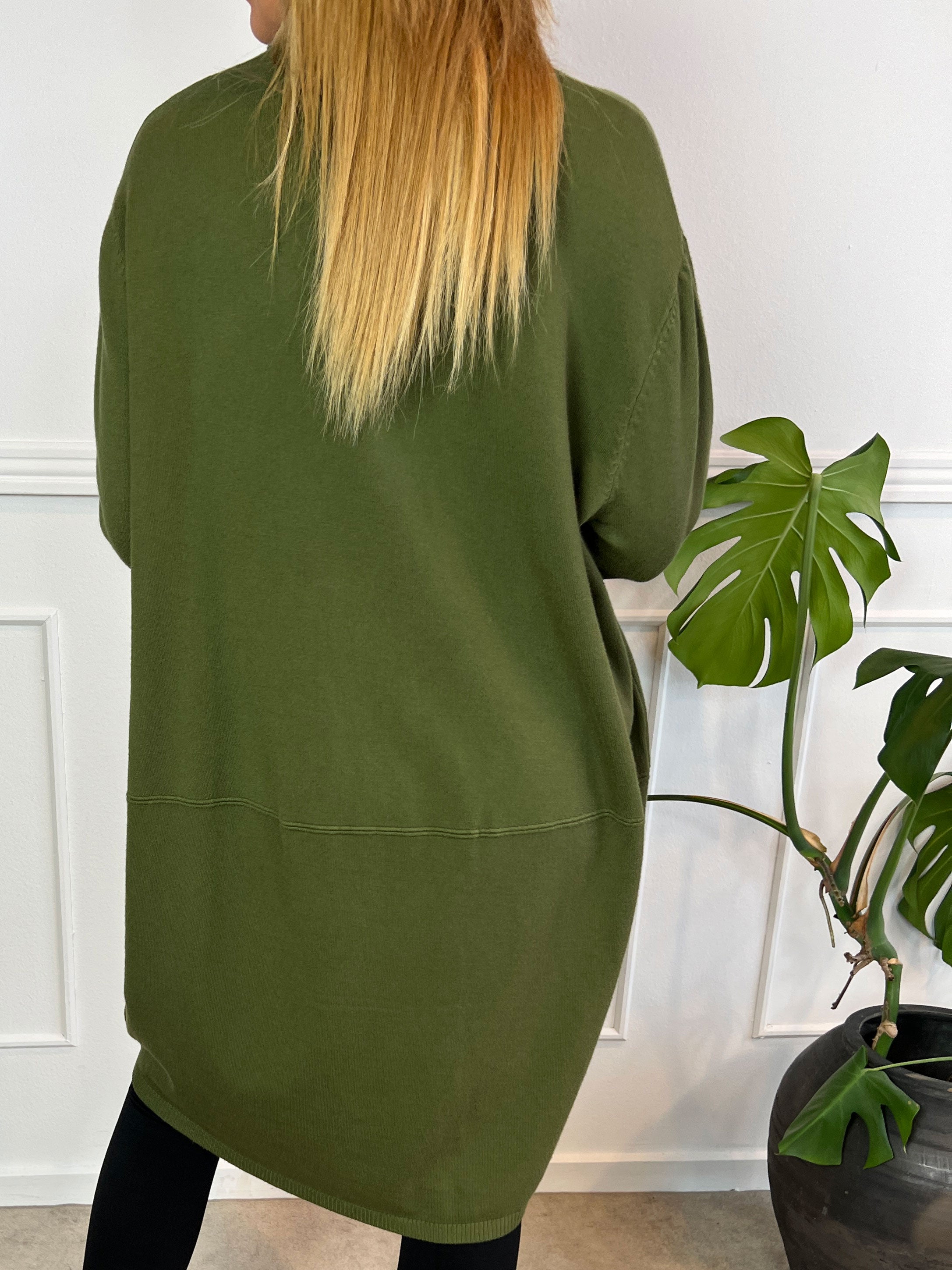 Vera - Ensfarvet strikkjole med lommer